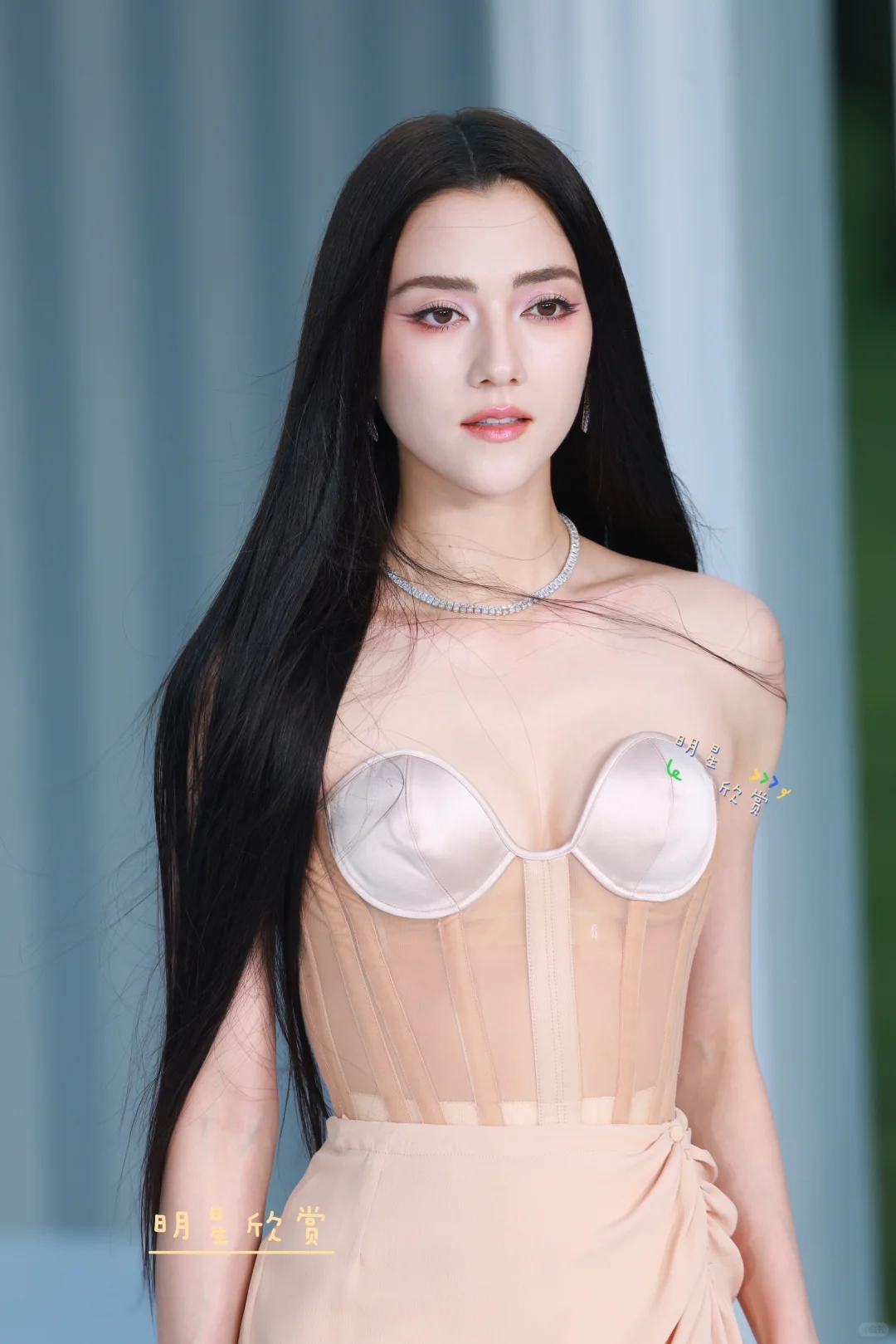 黑长直清冷美的娜然，一笑百媚生