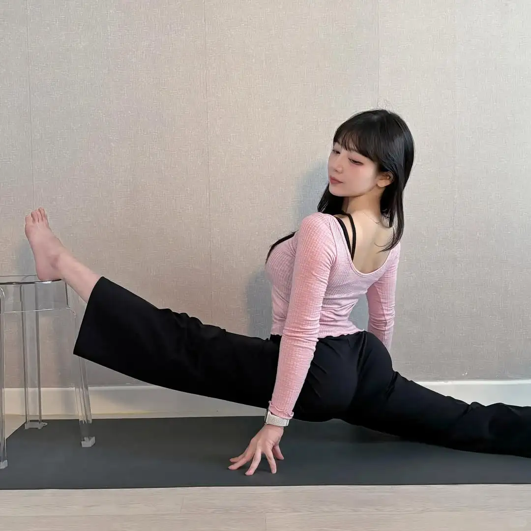 瑜伽女生怎么练习蜜桃臀？