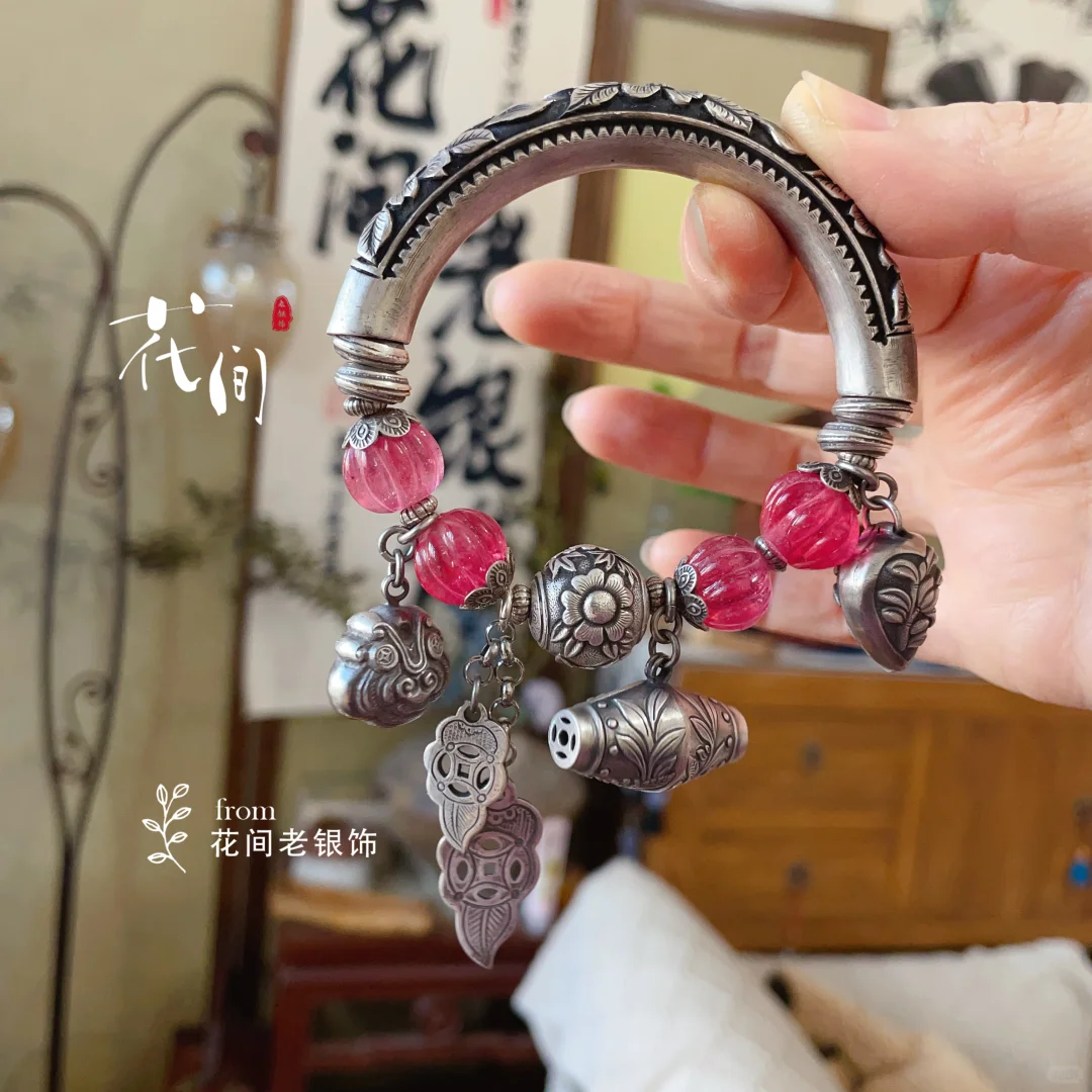 牡丹，端庄大方； 芍药妩媚动人