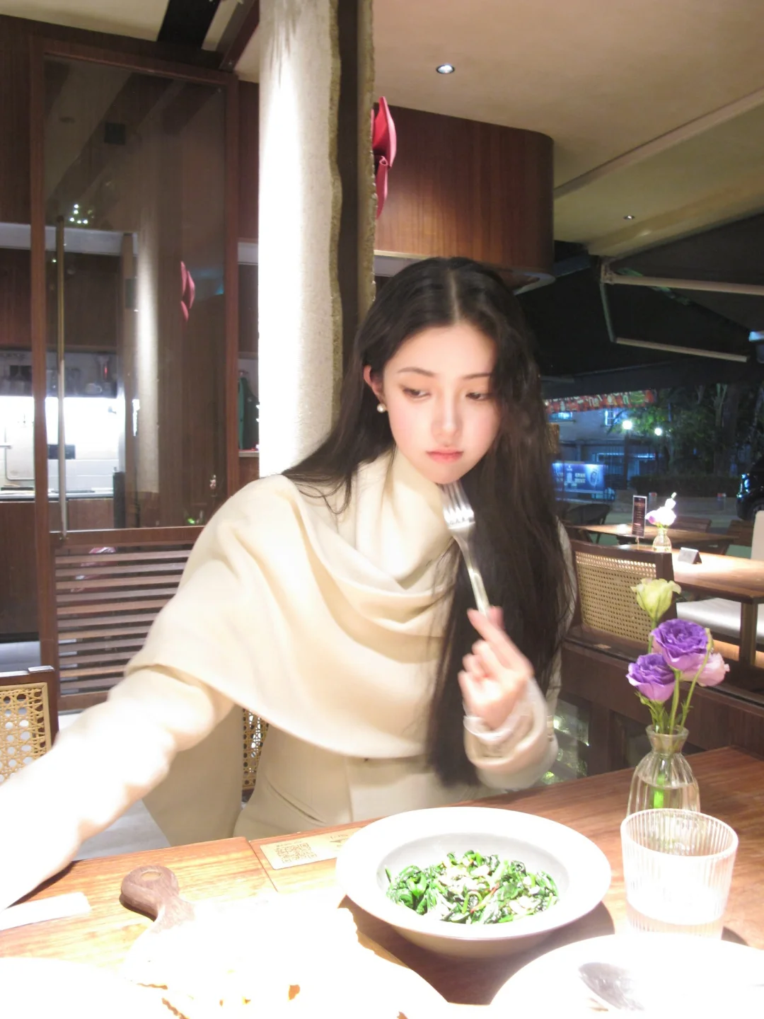 给i人存一些吃饭拍照姿势