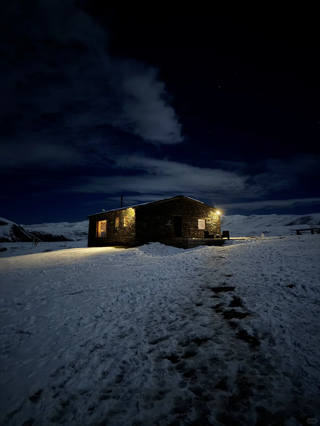 此刻，月光照亮山谷