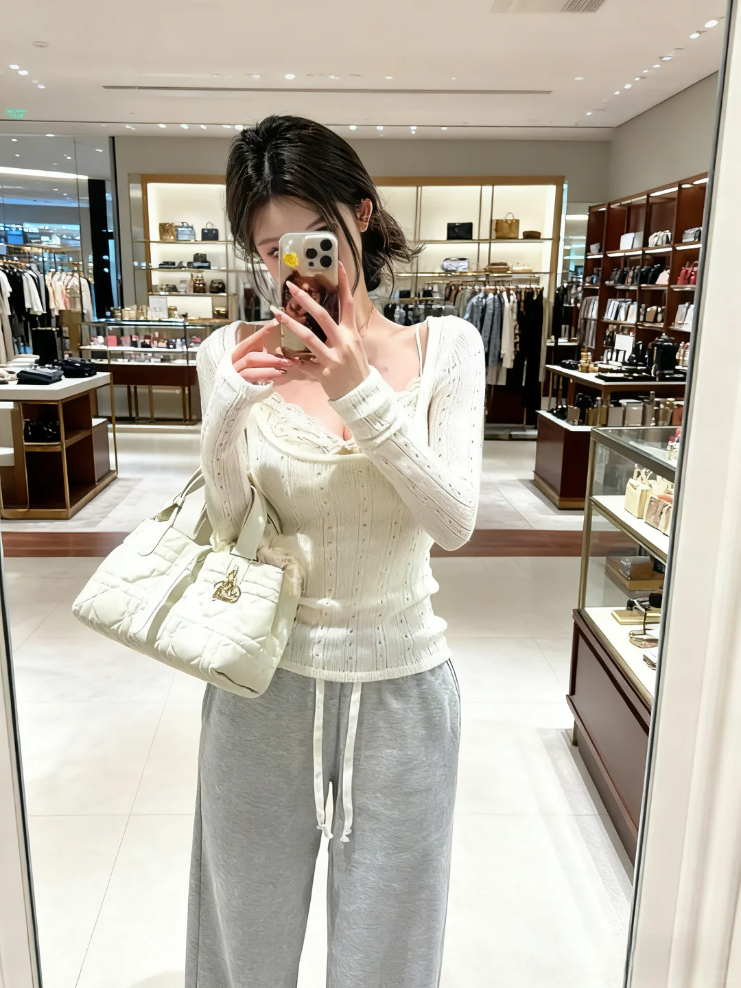 纯欲风穿搭，镂空罩衫+蕾丝吊带+灰色休闲裤