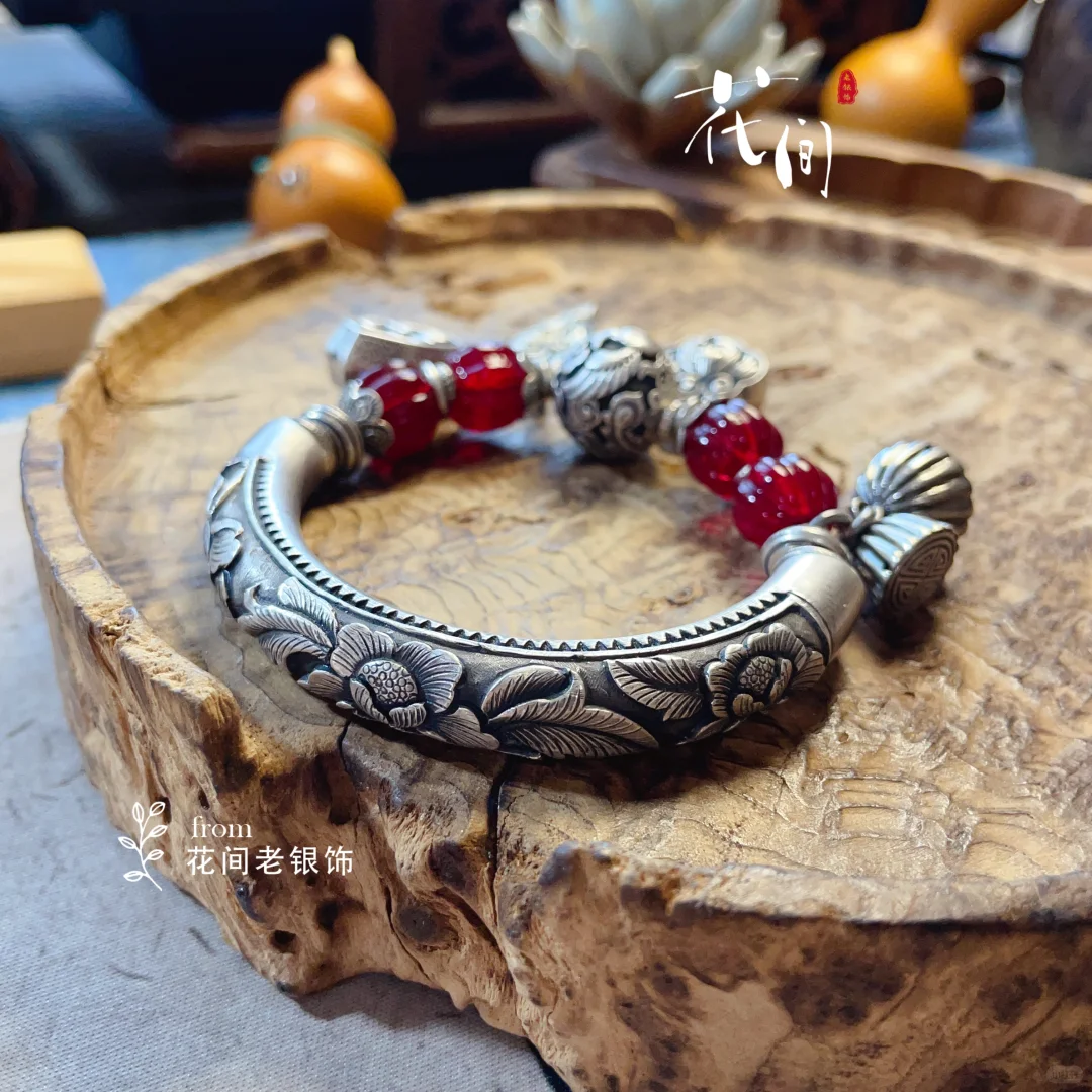 牡丹，端庄大方； 芍药妩媚动人