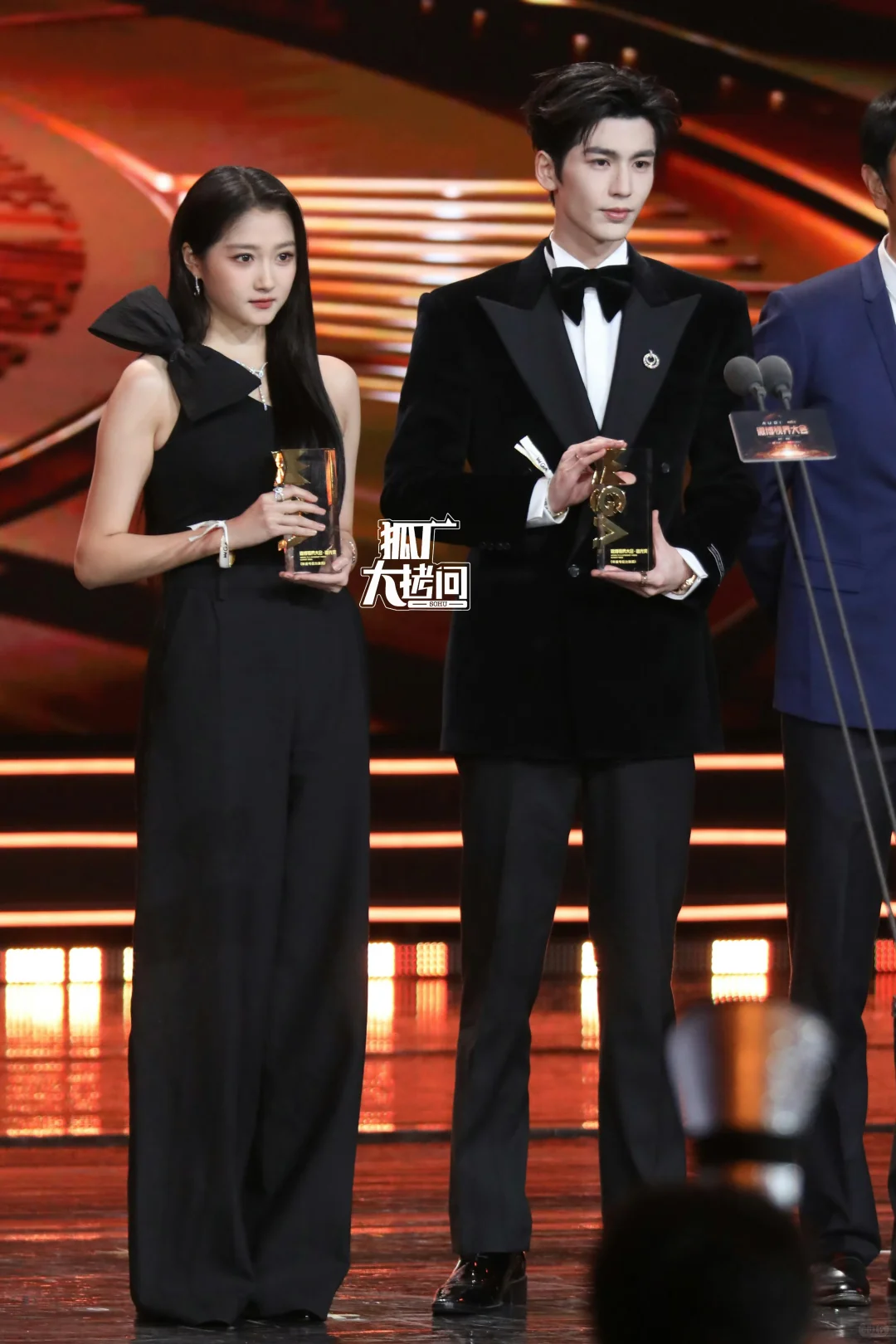 全身黑的长条人，哈哈哈