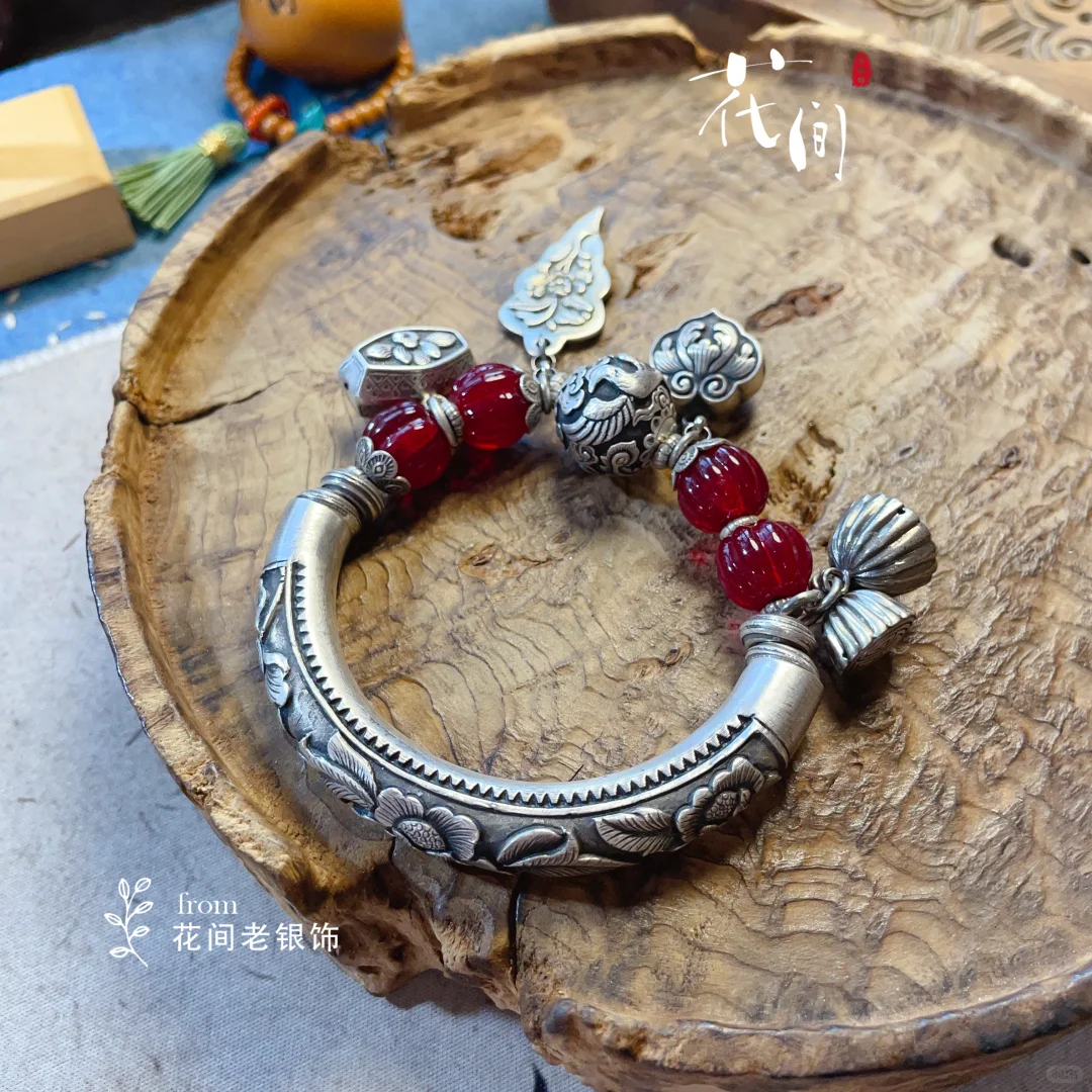 牡丹，端庄大方； 芍药妩媚动人