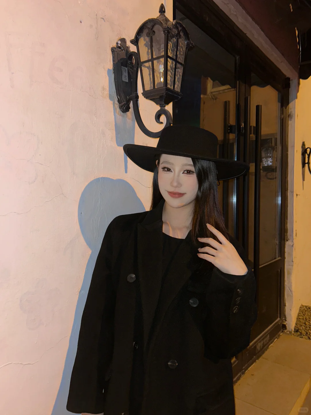 街边复古壁灯太出片了 暖黄灯光自带磨皮