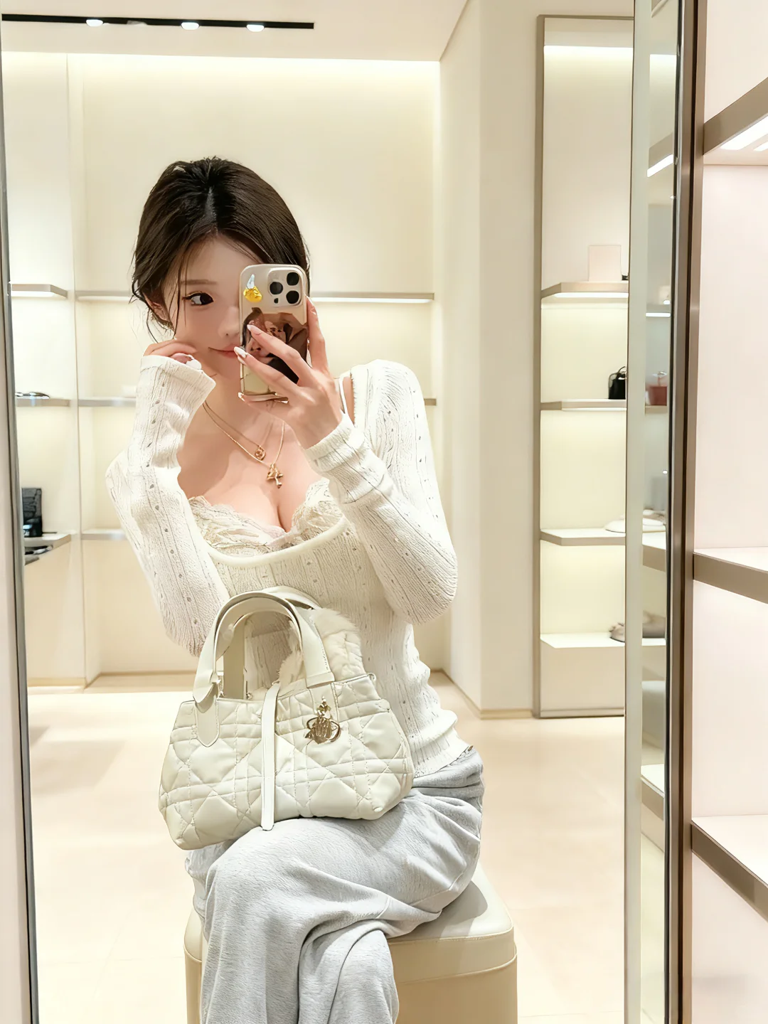 纯欲风穿搭，镂空罩衫+蕾丝吊带+灰色休闲裤