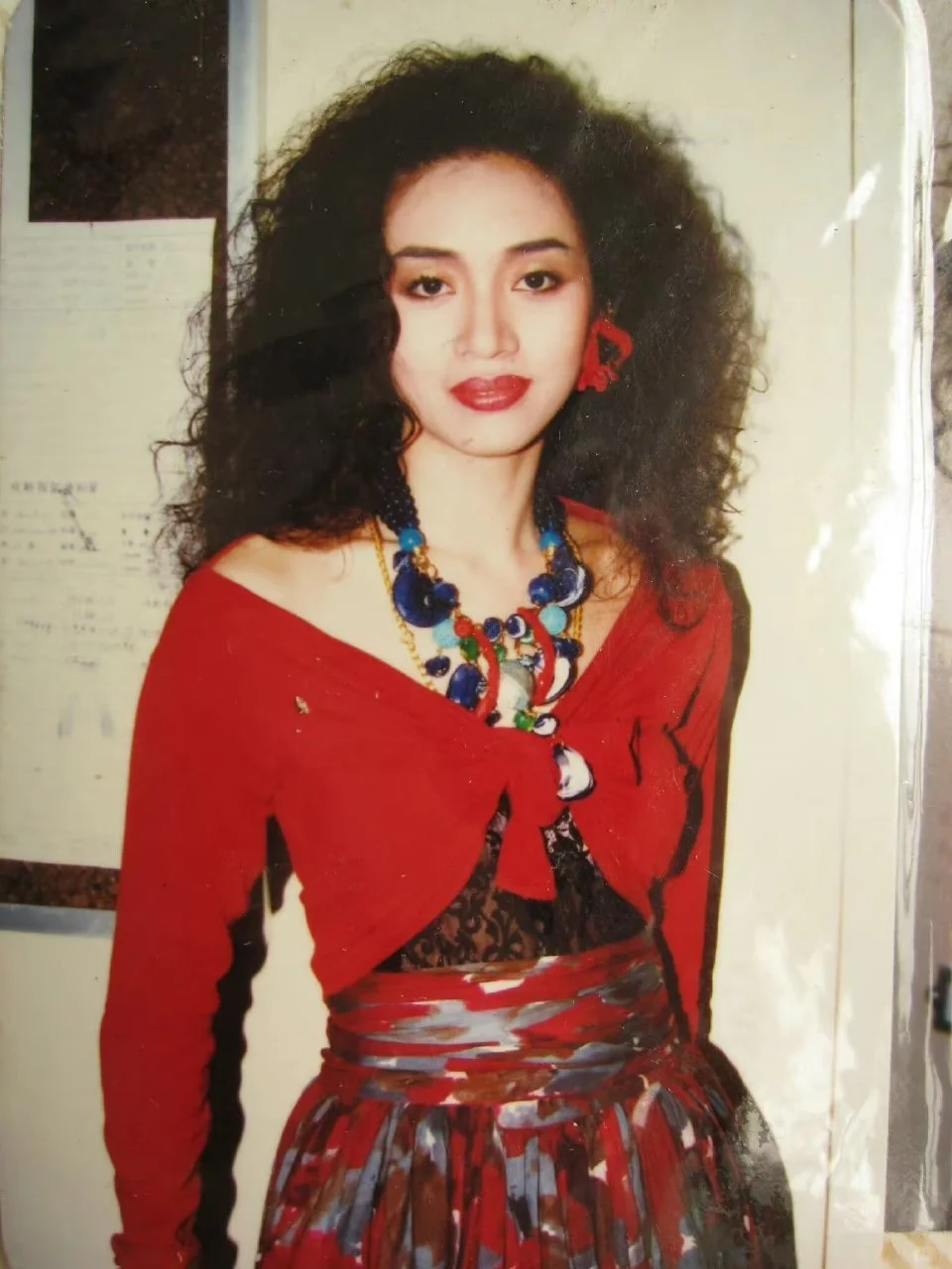 时尚梅艳芳，女人味十足