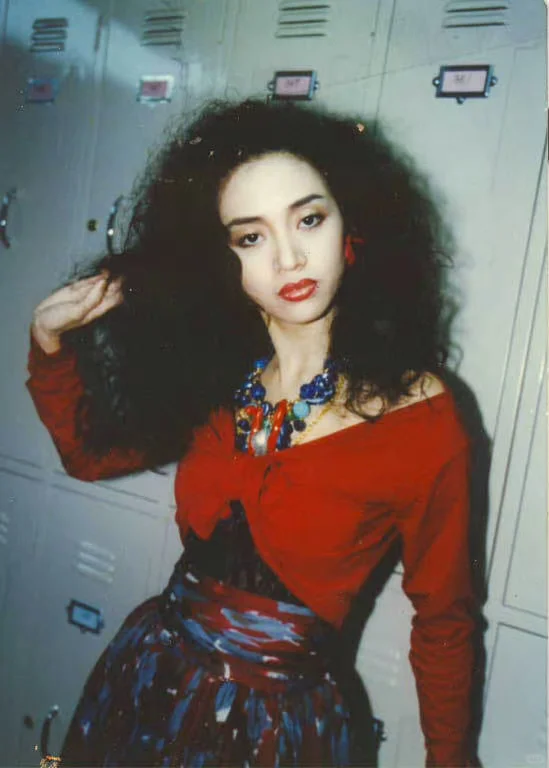 时尚梅艳芳，女人味十足