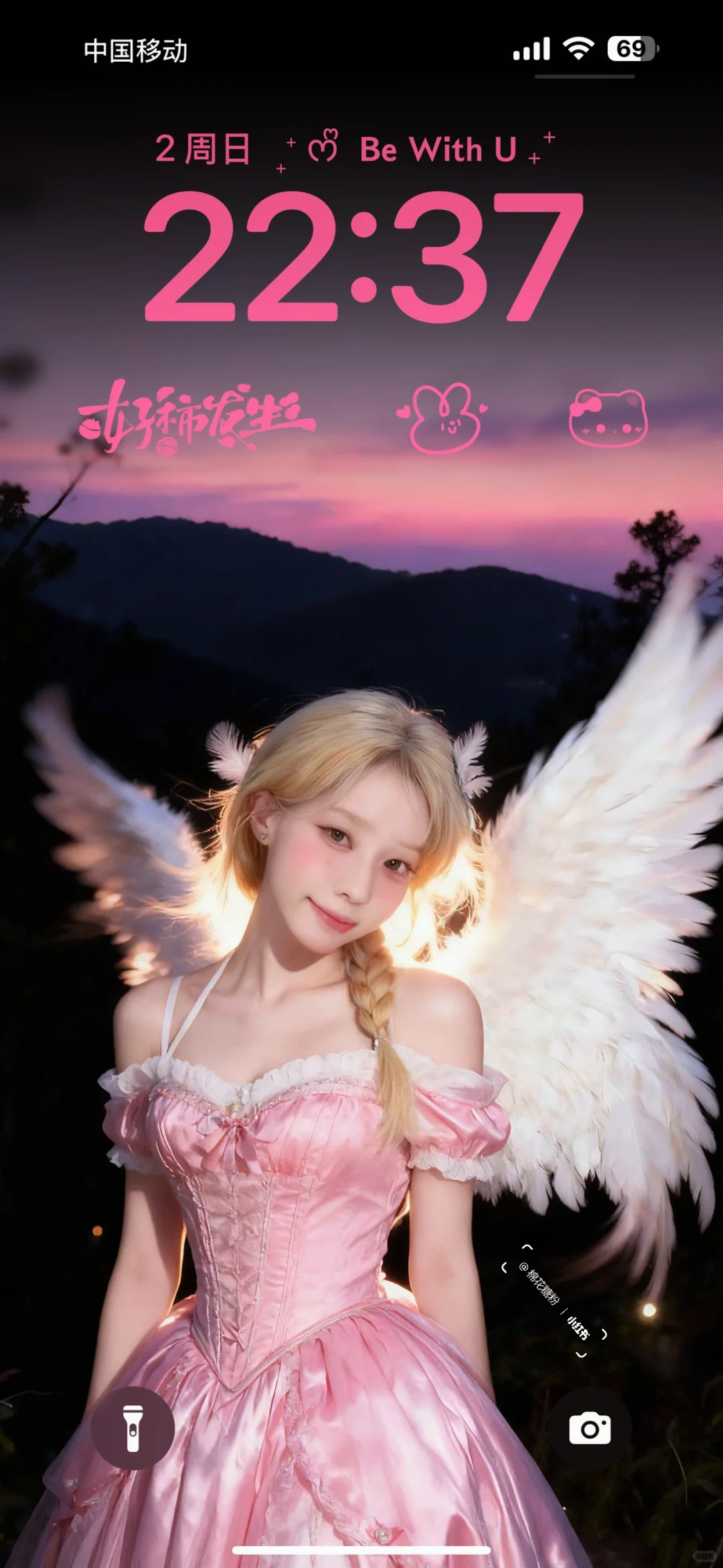 谁还没有这张金冬天粉系天使降临壁纸啊！