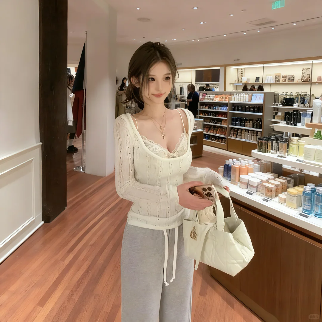 纯欲风穿搭，镂空罩衫+蕾丝吊带+灰色休闲裤