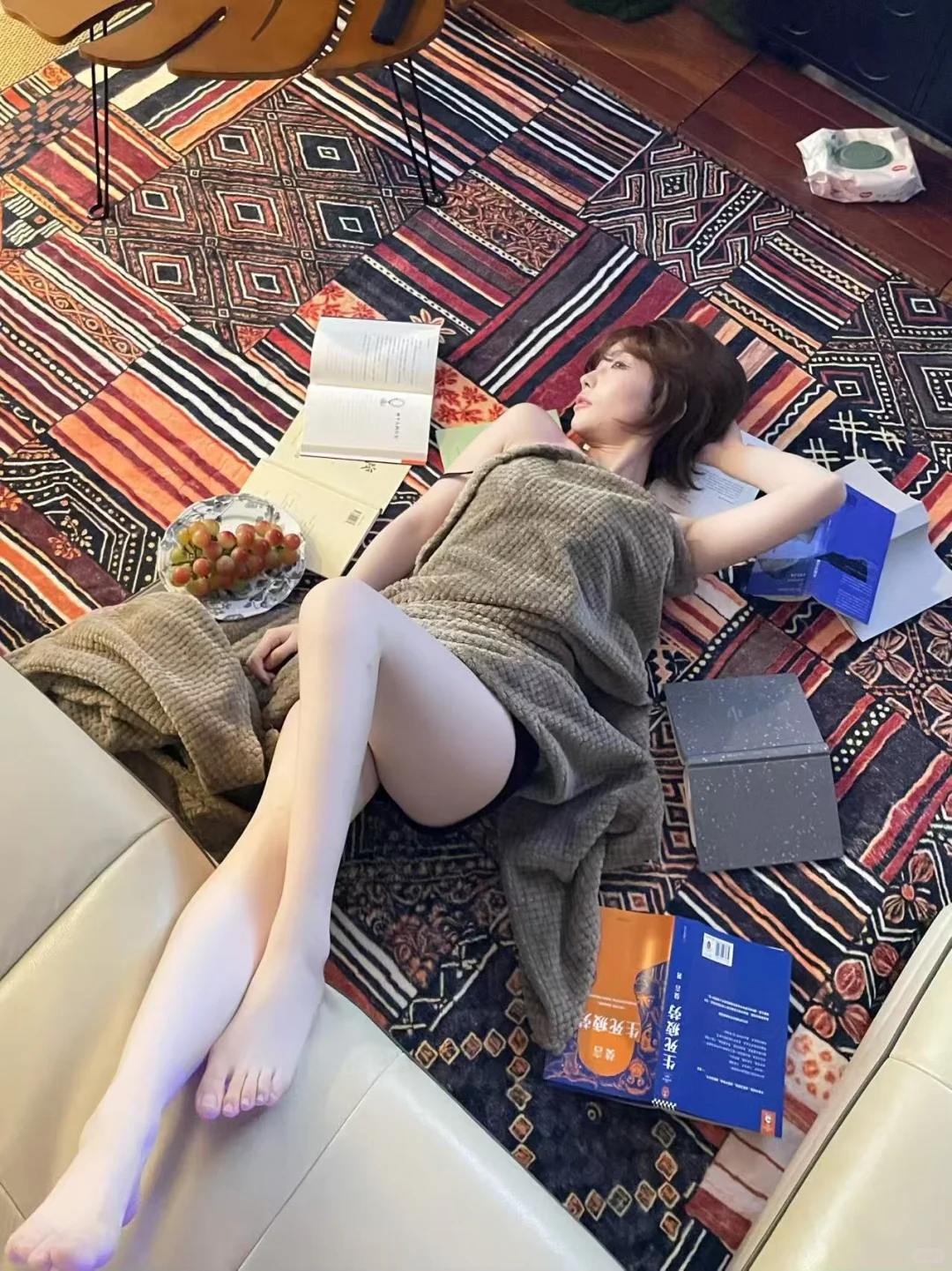 周末晚上关上手机，舒服窝在沙发里