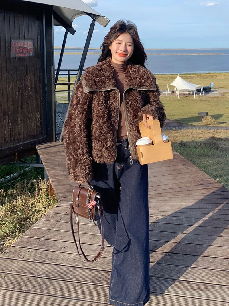 咖色羊羔毛外套｜雪天复古暖妹氛围感拉满