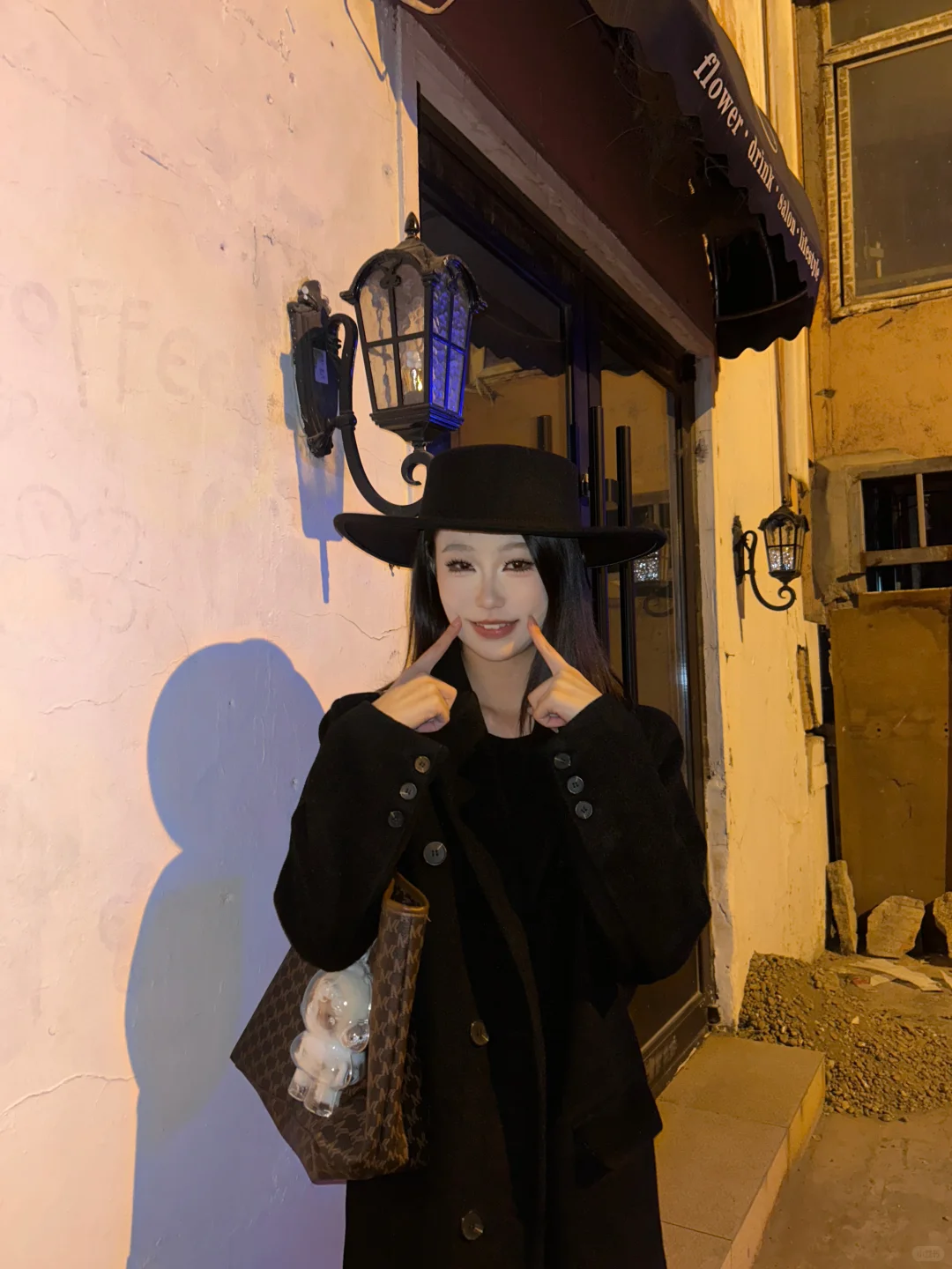 街边复古壁灯太出片了 暖黄灯光自带磨皮