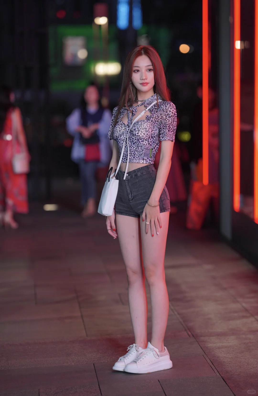 街拍牛仔短裤美女