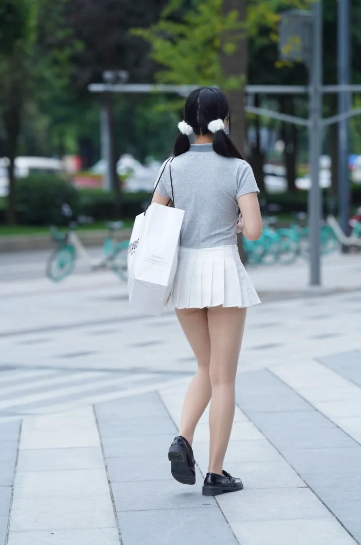 街拍超短裙穿搭小姐姐