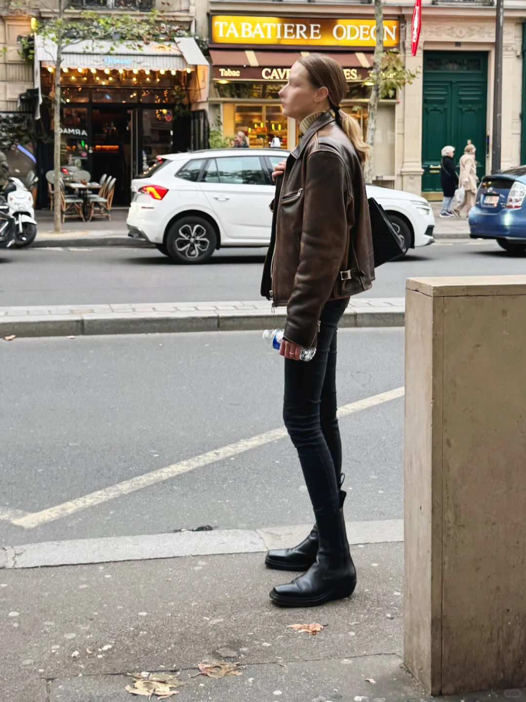 巴黎街拍｜这双腿不穿靴子确实可惜了