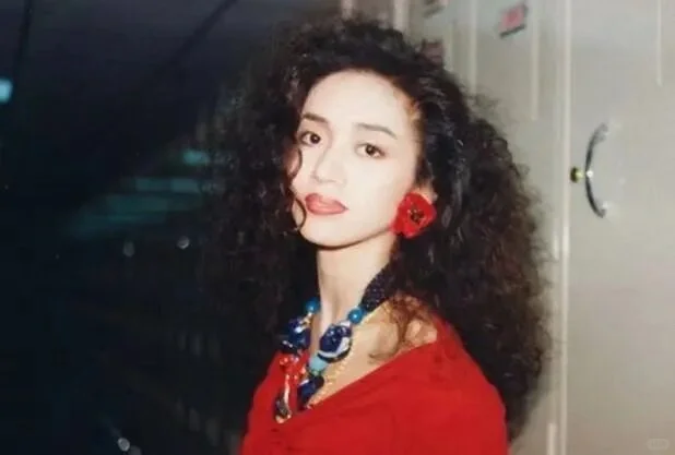 时尚梅艳芳，女人味十足