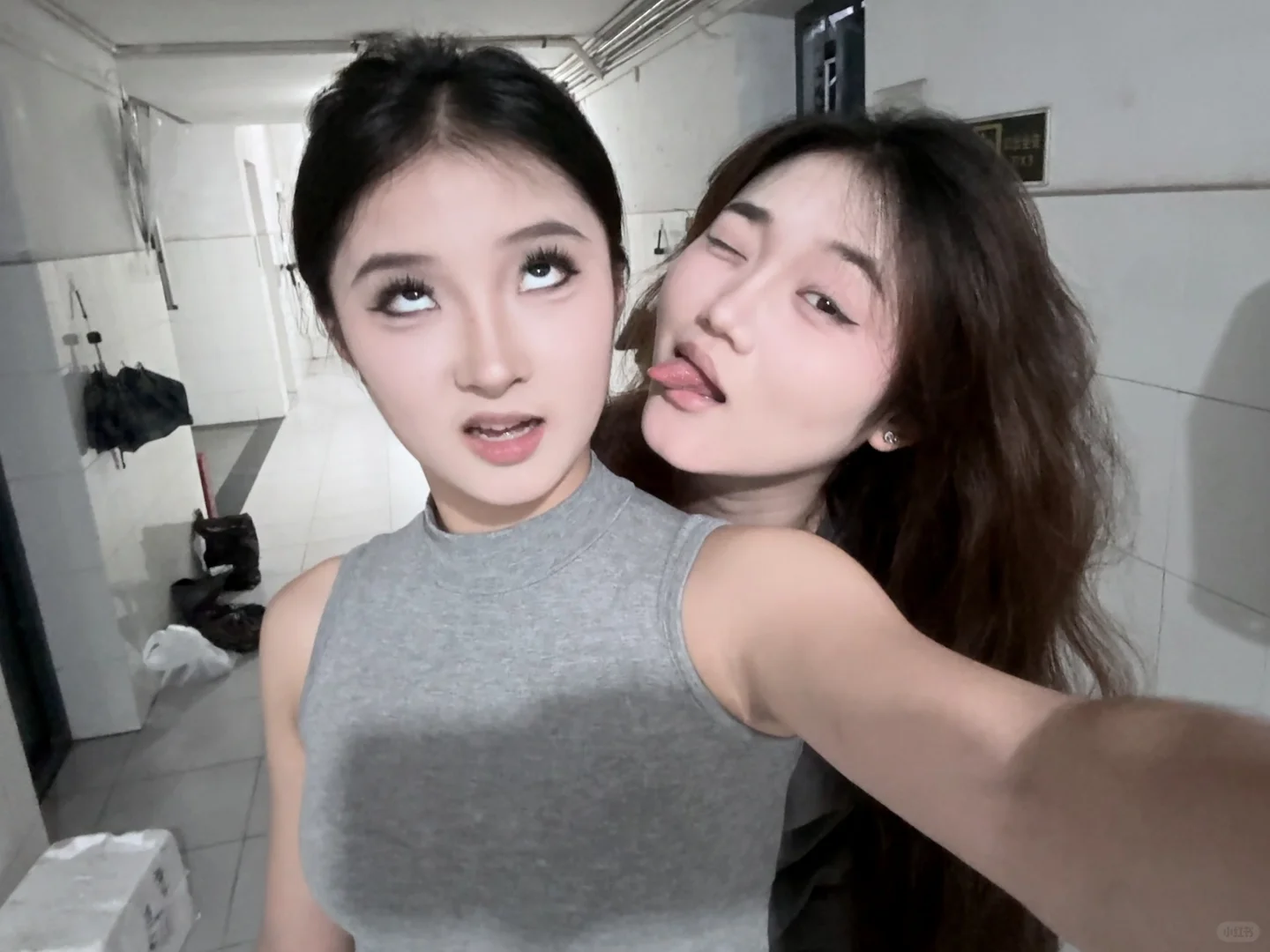 趁女神不注意舔她一口