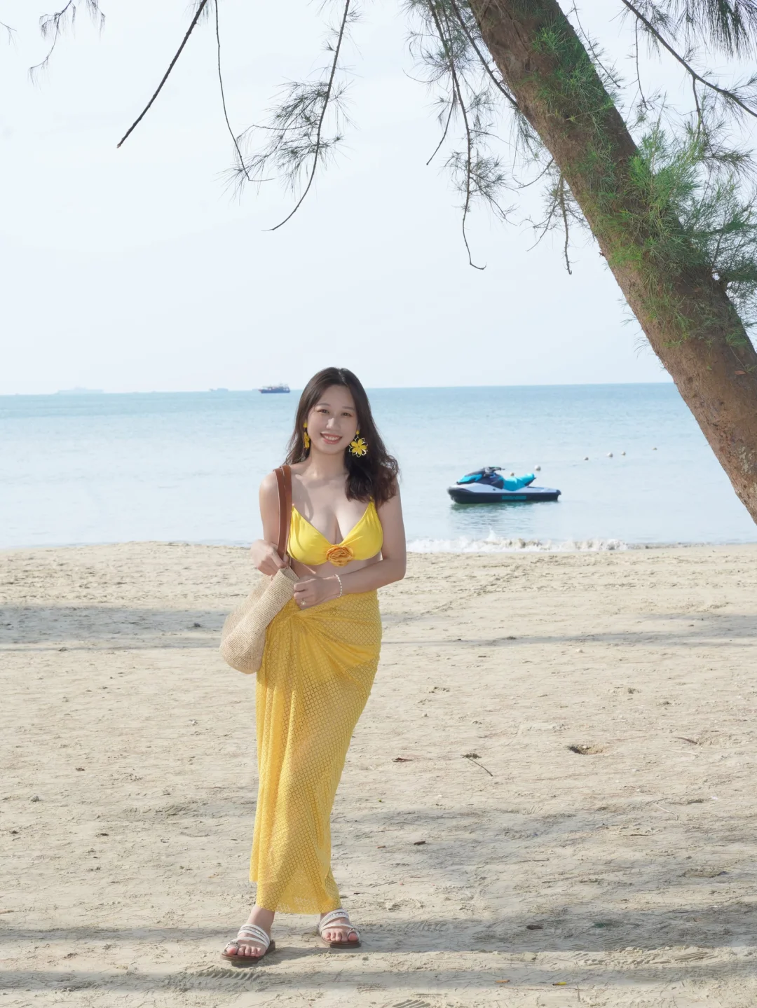 这件黄泳衣是海边显白神器！纱裙一飘氛围感