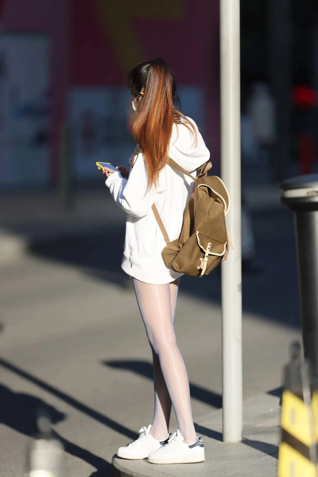 偶遇路边清纯的油亮丝袜少女