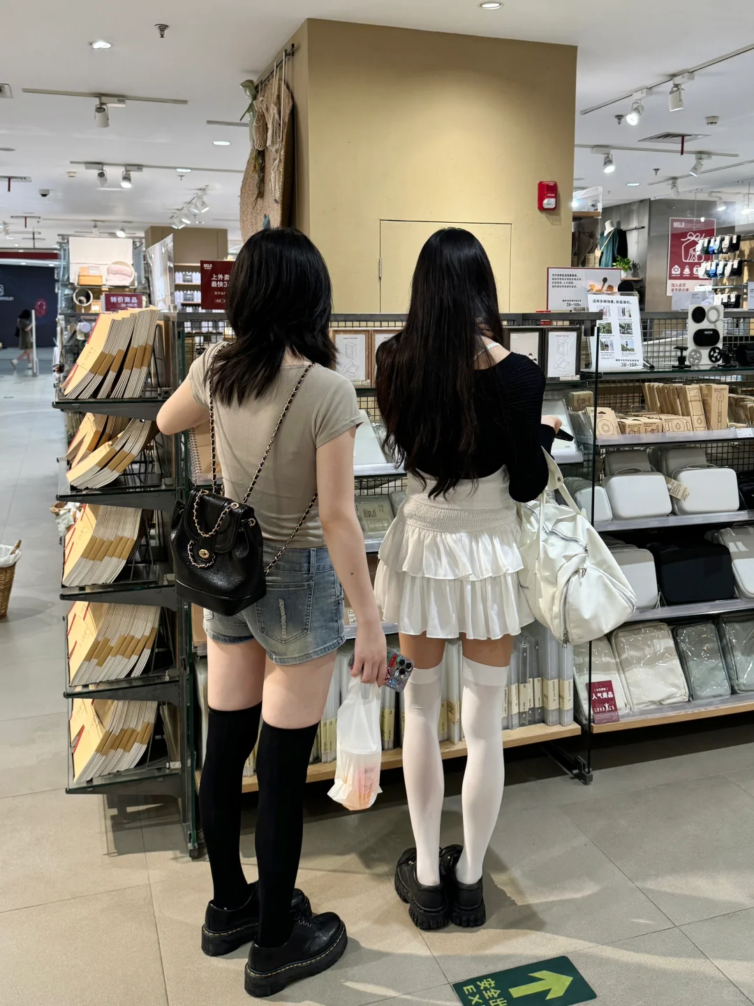 在无印良品！我真的好爱这种勒肉感的过膝袜