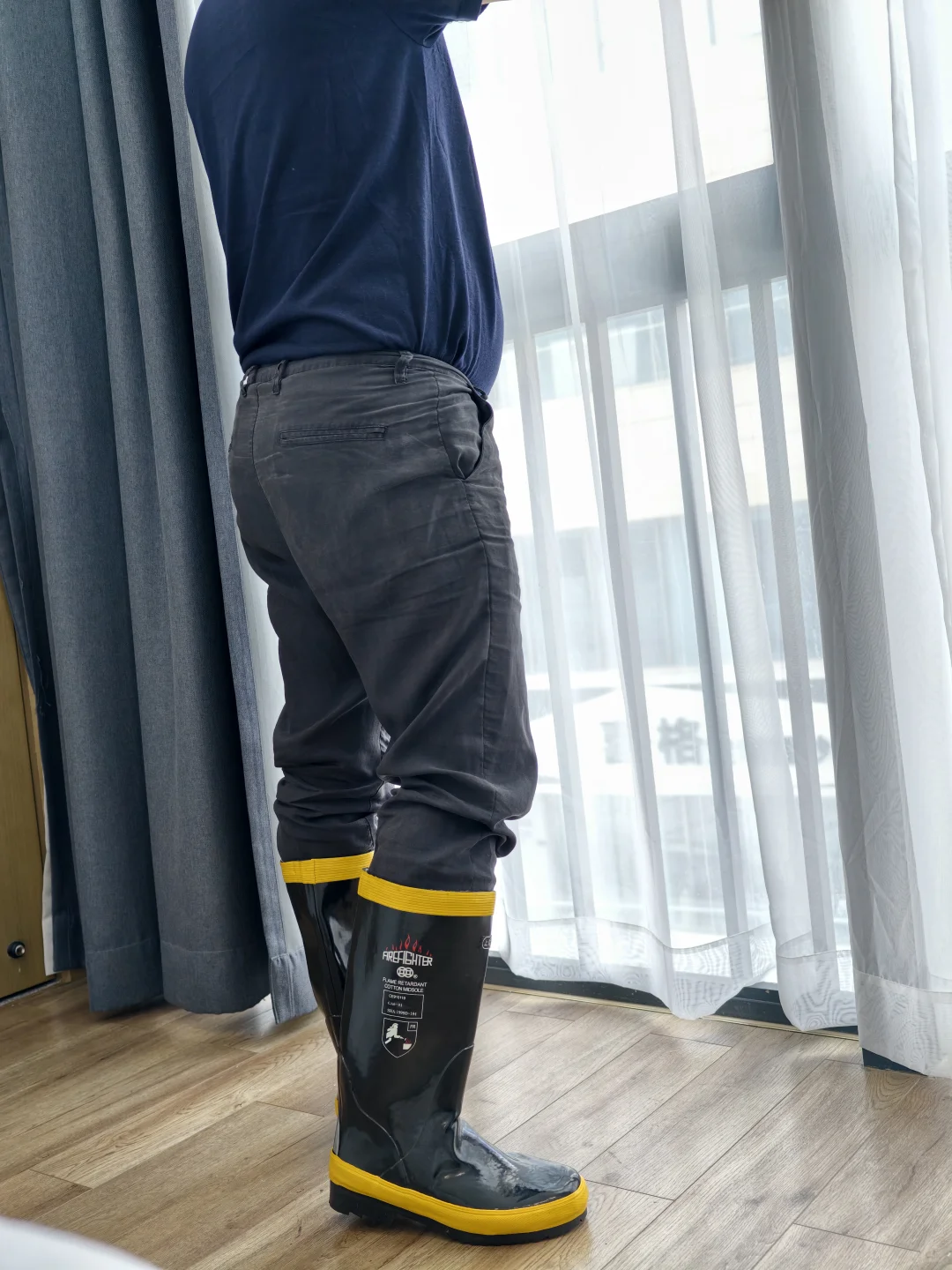 雨靴展示，无不良引导行为