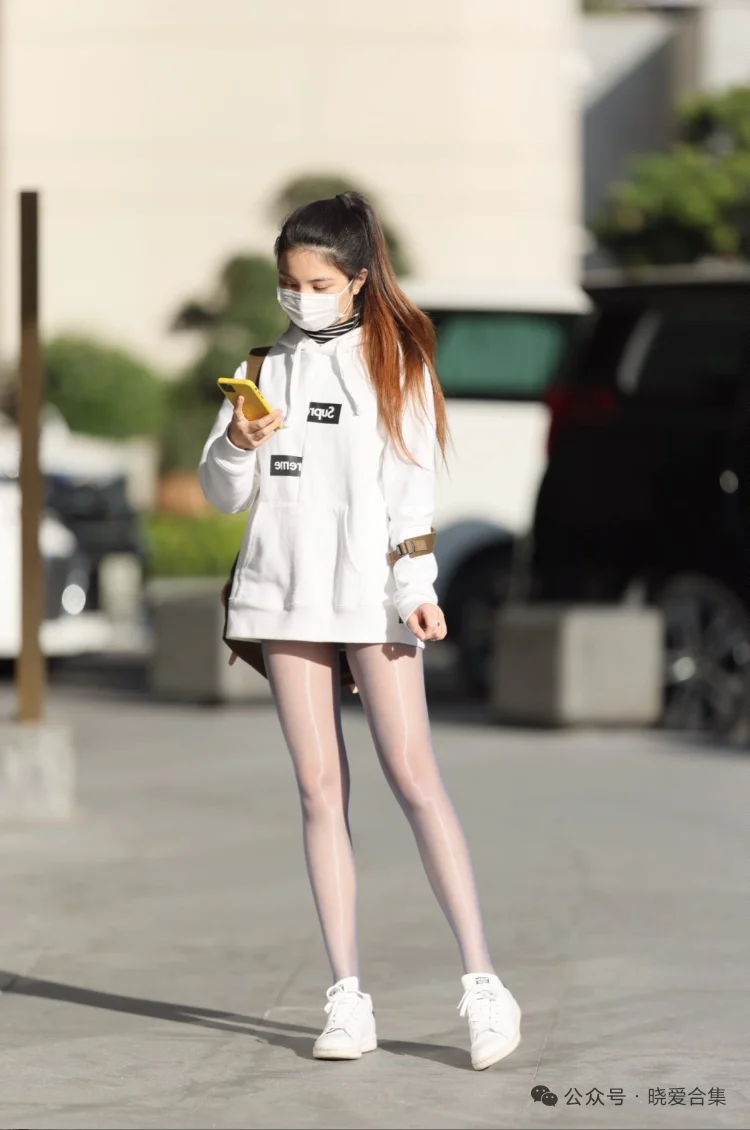 偶遇路边清纯的油亮丝袜少女