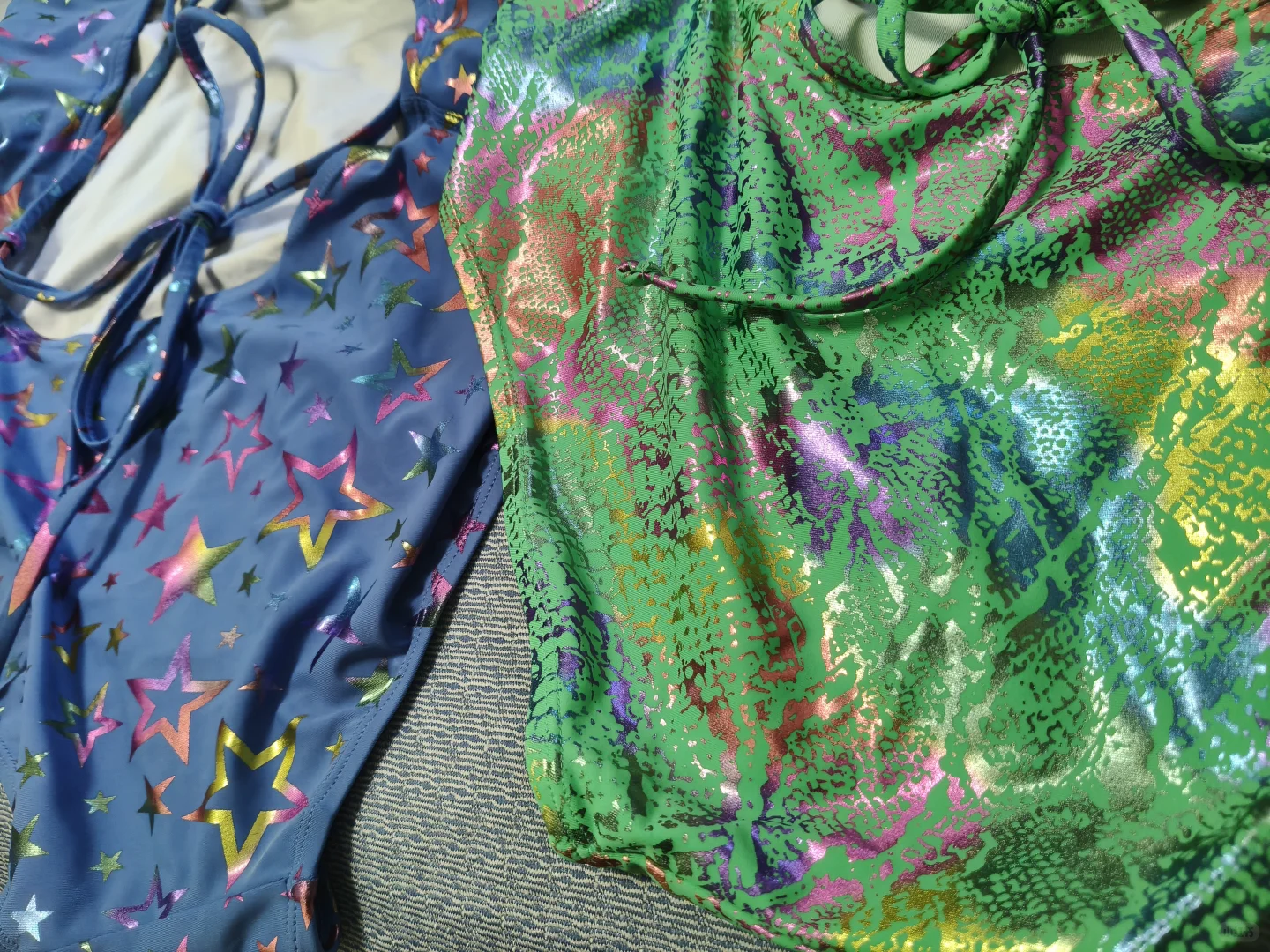 波光粼粼的泳衣