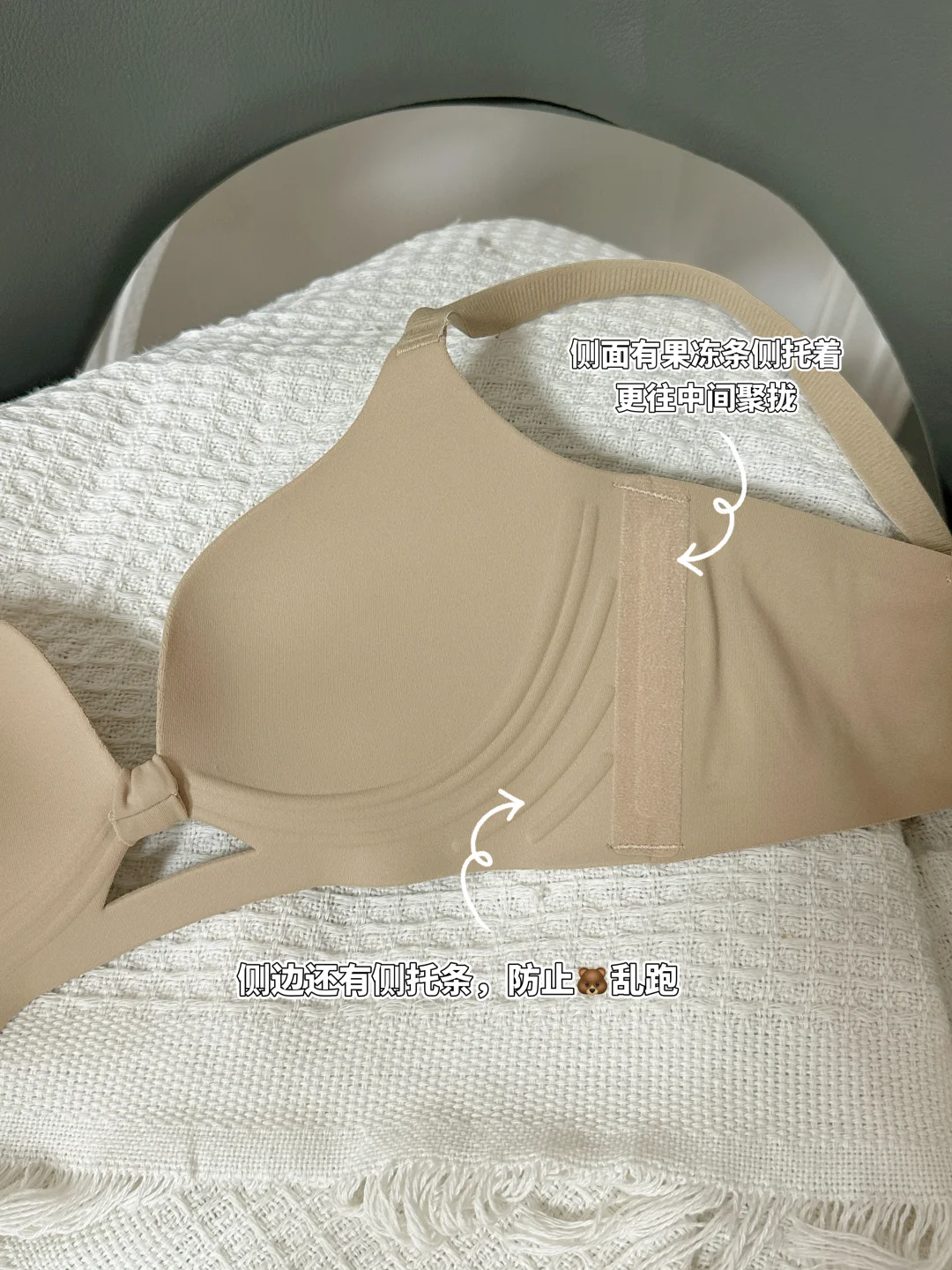 小胸姐妹国庆出行显胸内搭