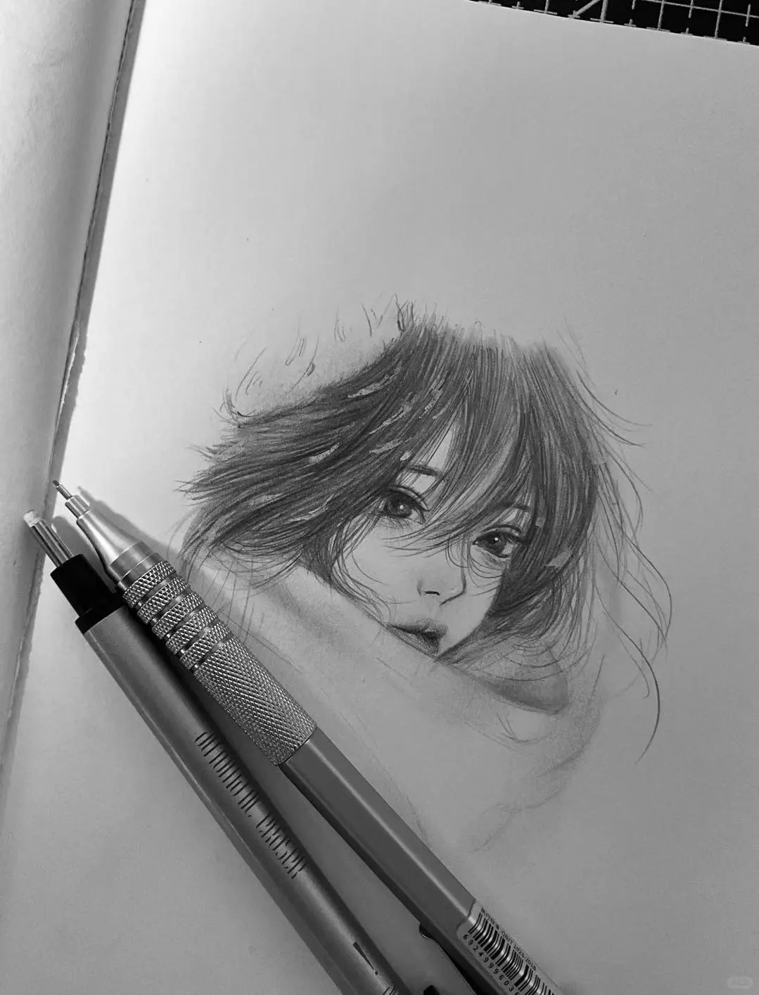 随手画了个女孩，黑白。