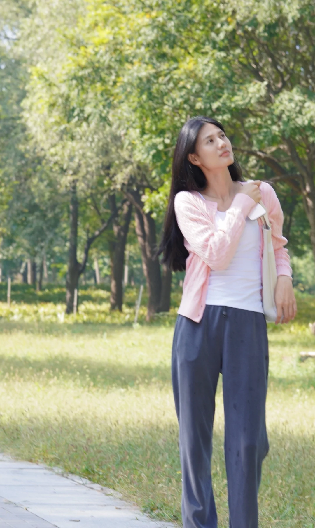 她有一种独特的魅力