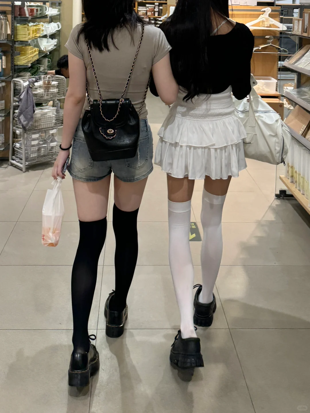 在无印良品！我真的好爱这种勒肉感的过膝袜