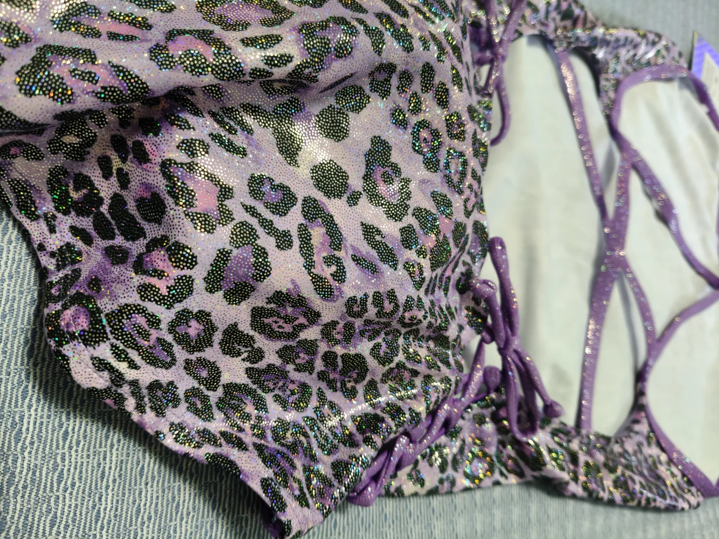 波光粼粼的泳衣