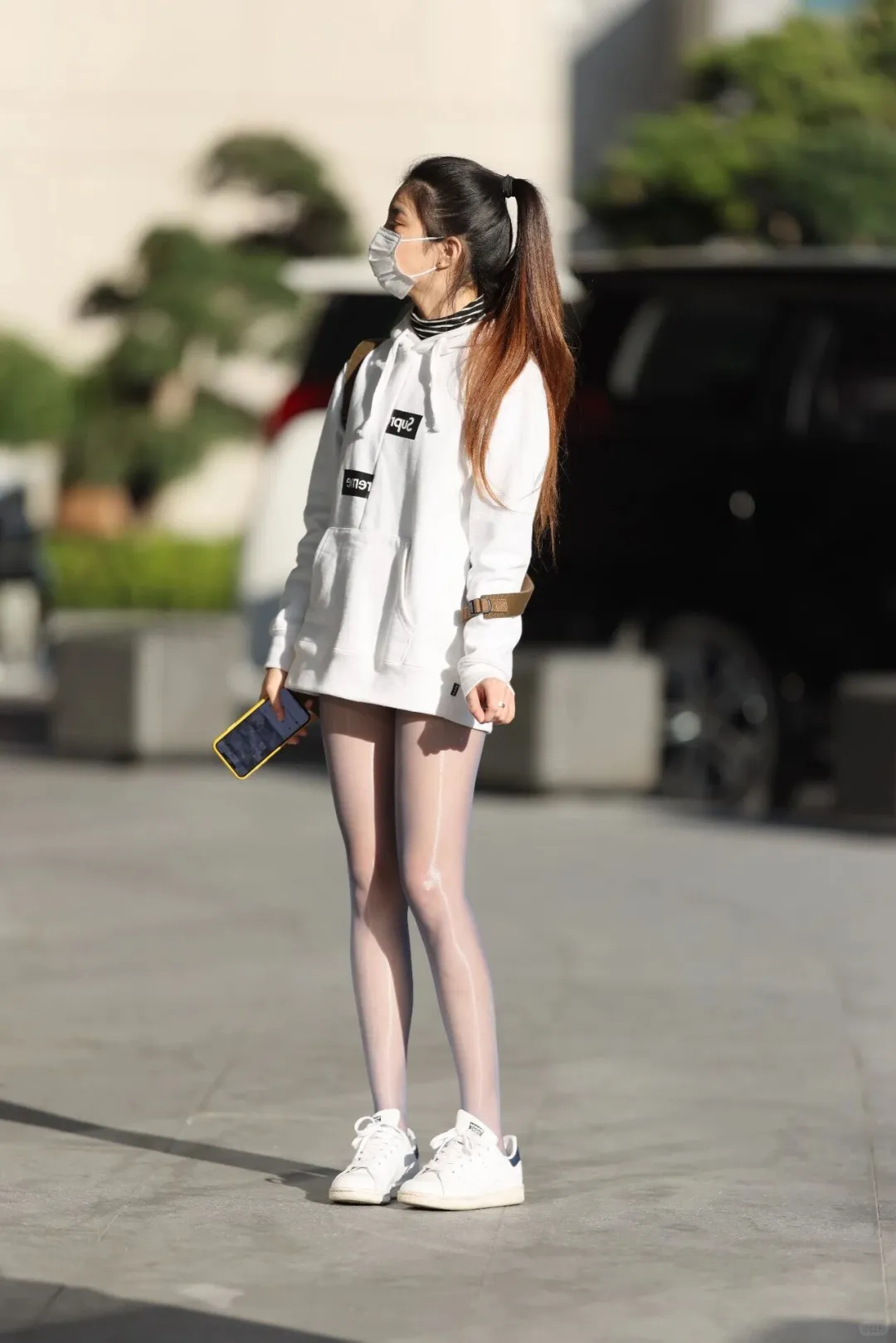 偶遇路边清纯的油亮丝袜少女