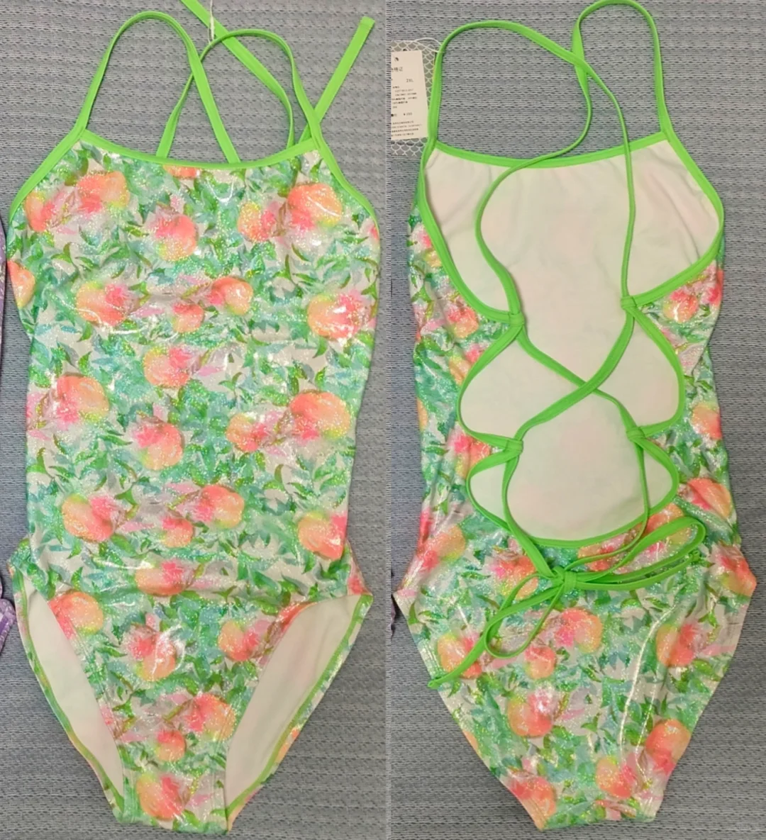 波光粼粼的泳衣