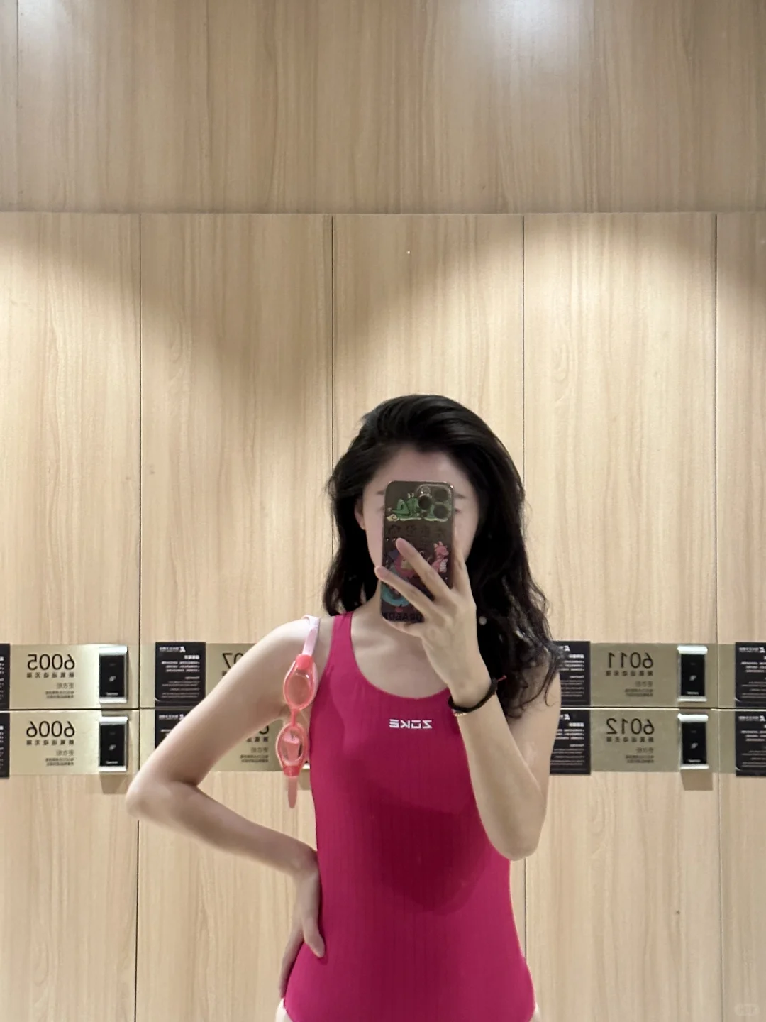 学会游泳第一件事 当然是买新泳衣