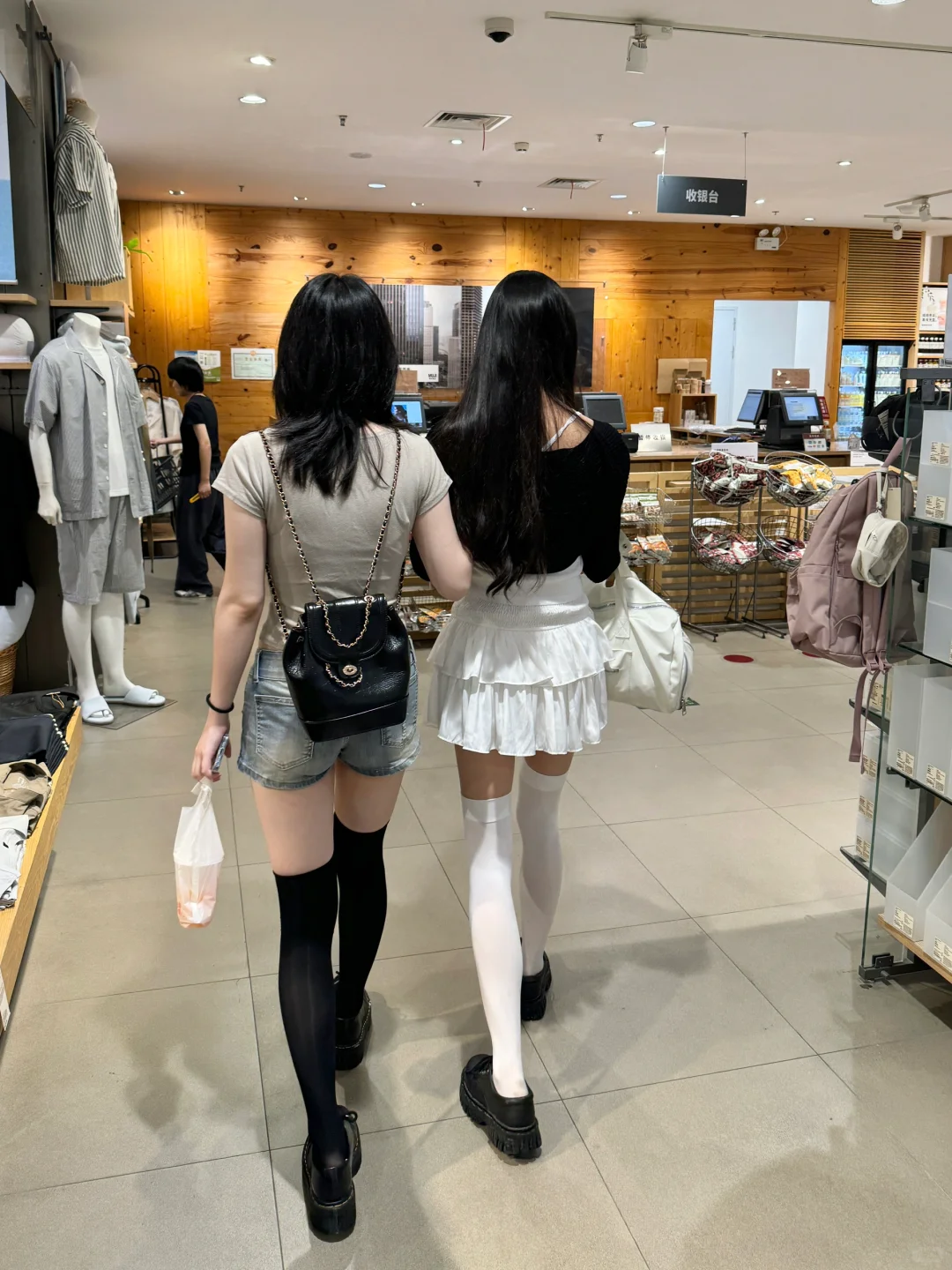 在无印良品！我真的好爱这种勒肉感的过膝袜