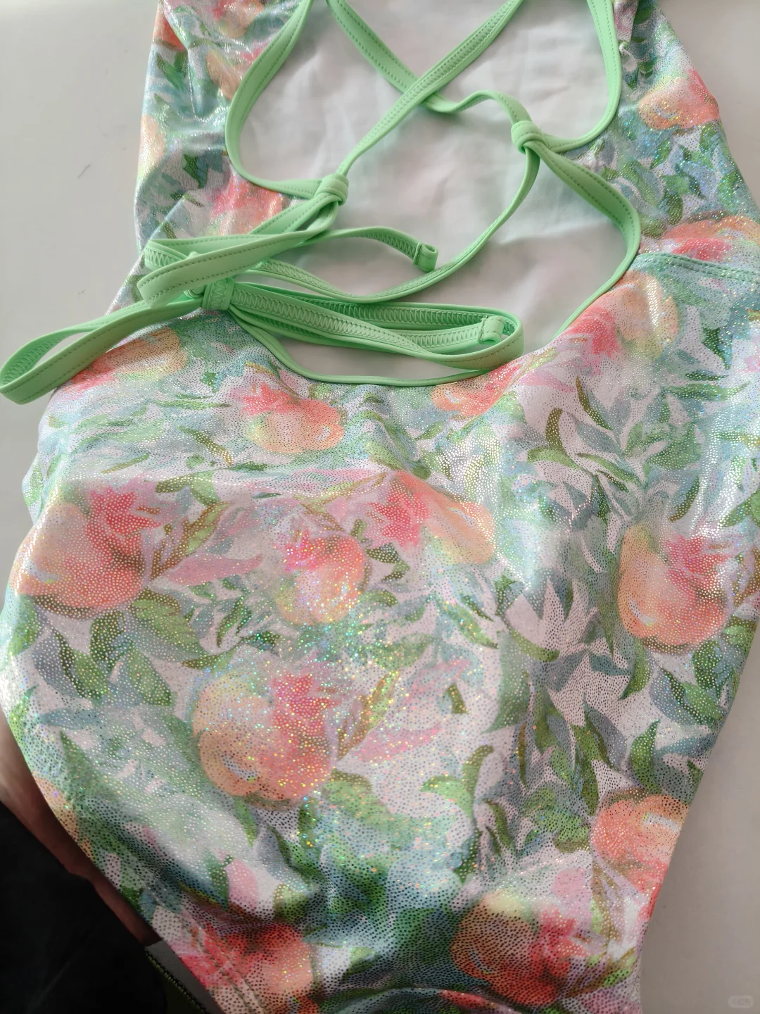 波光粼粼的泳衣