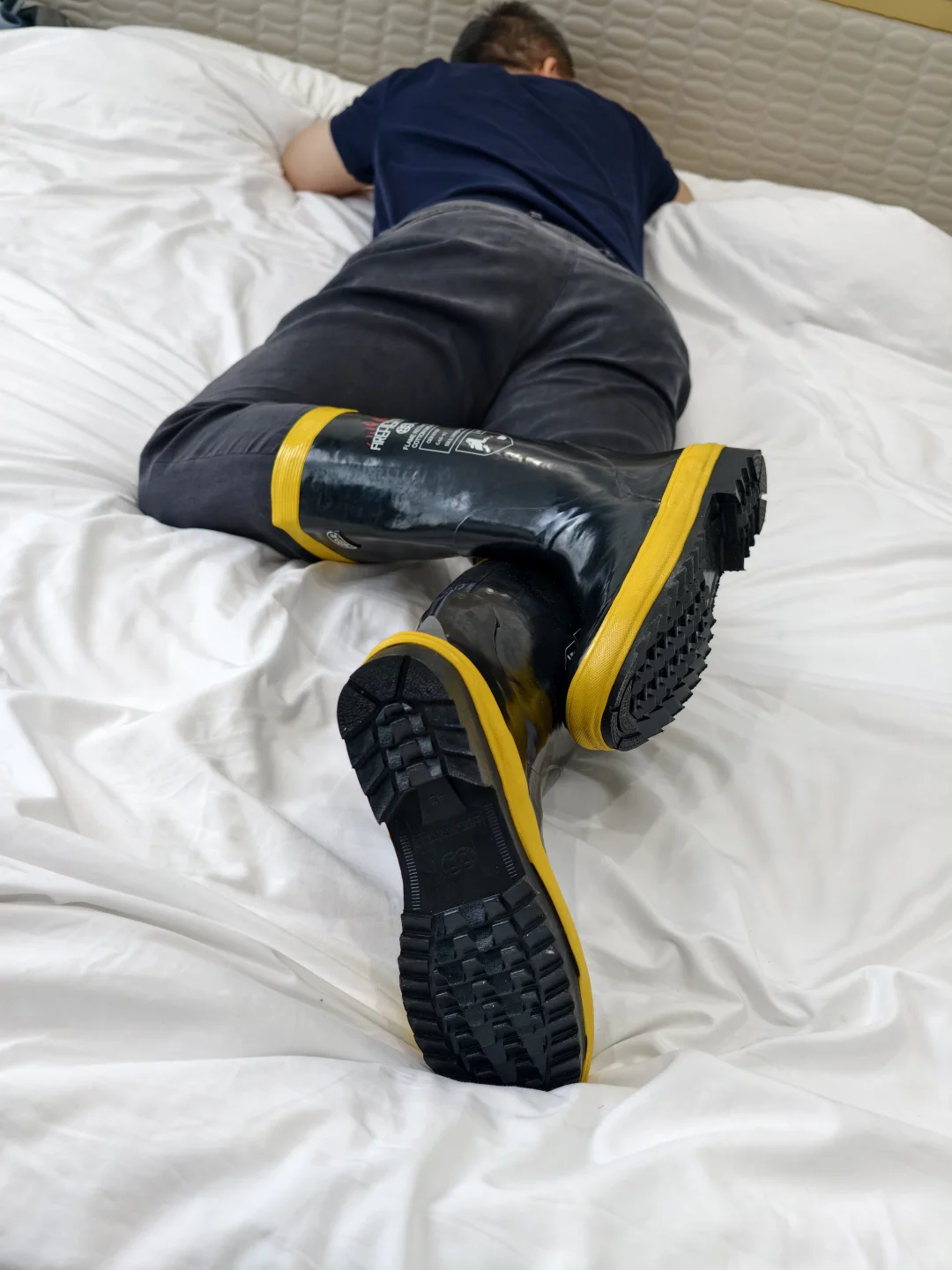 雨靴展示，无不良引导行为