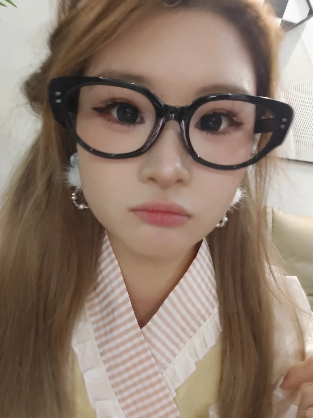 小妮睫毛立正了