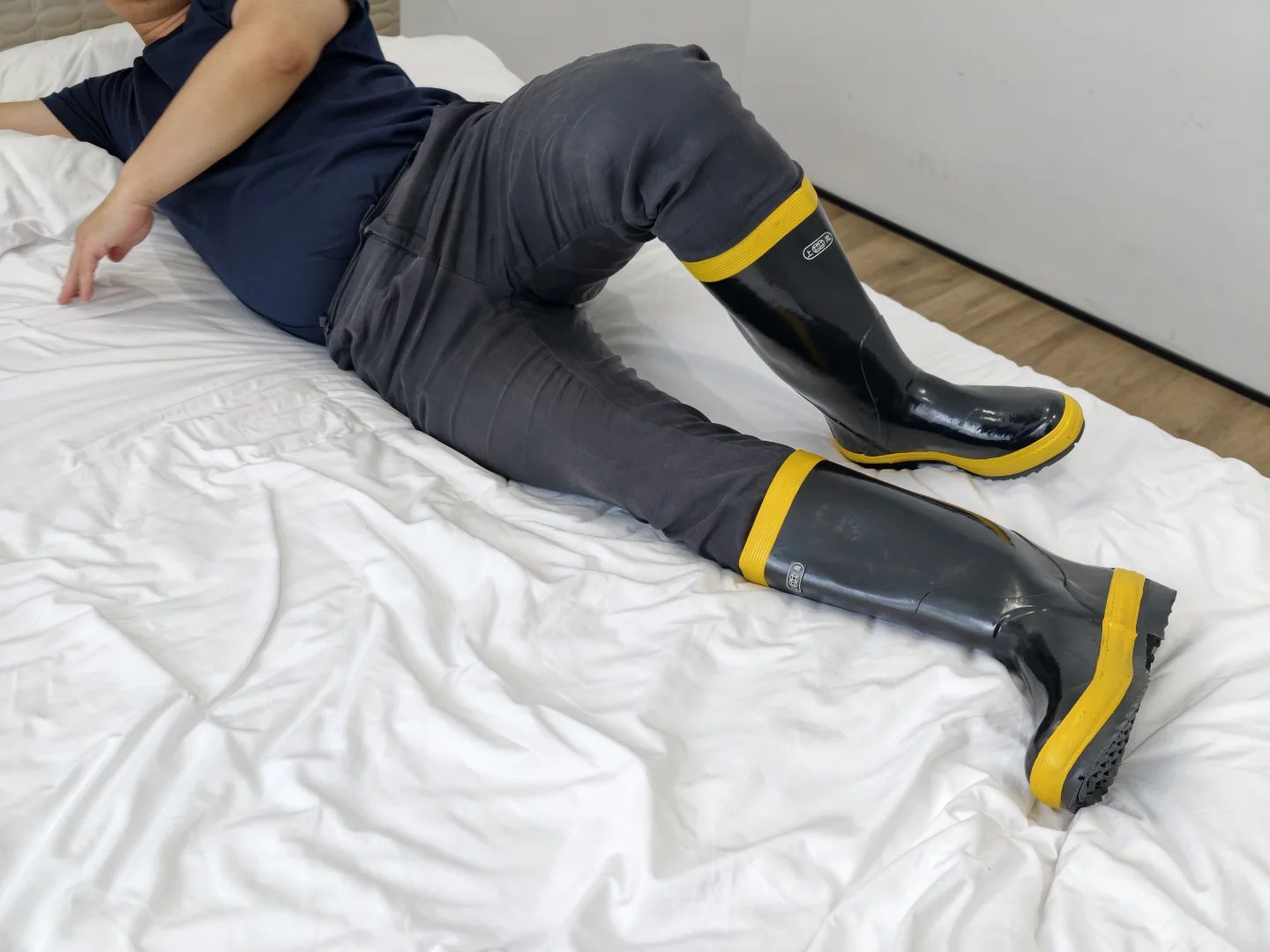 雨靴展示，无不良引导行为