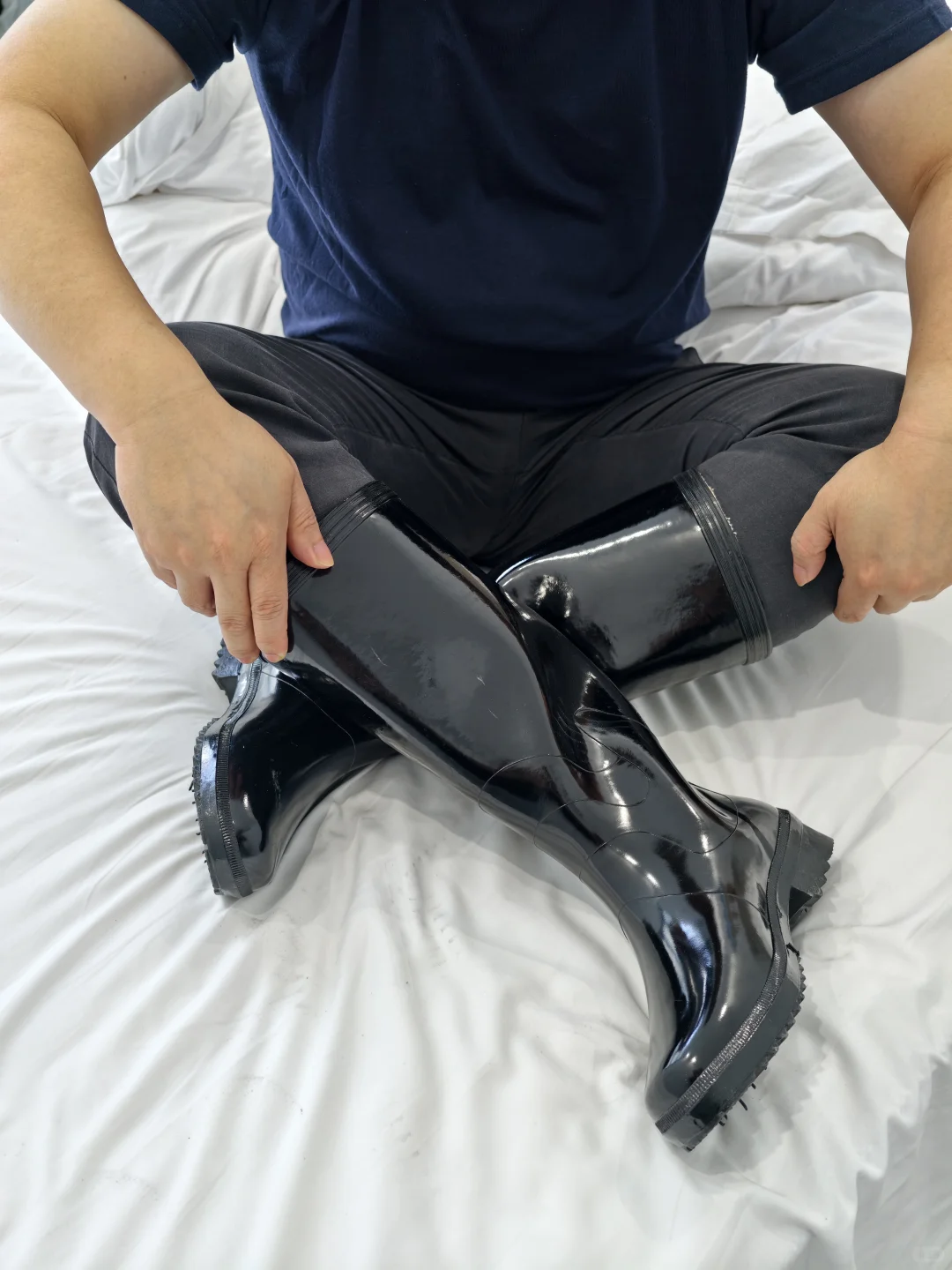 雨靴展示，无不良引导行为