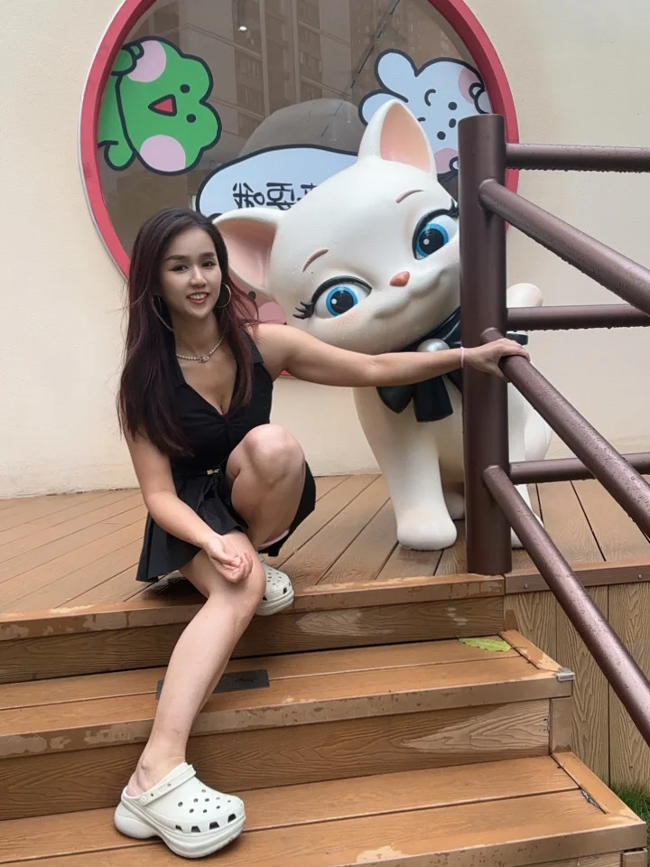 健身女的肌肉线条不是一朝一夕