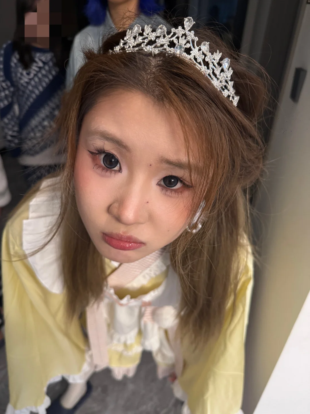 小妮睫毛立正了