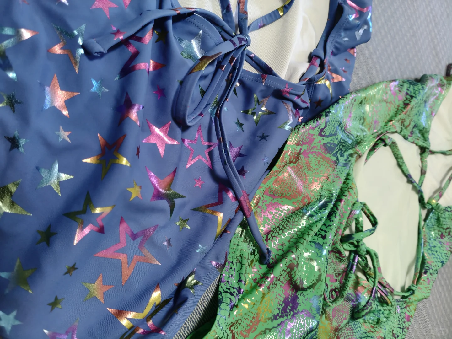 波光粼粼的泳衣