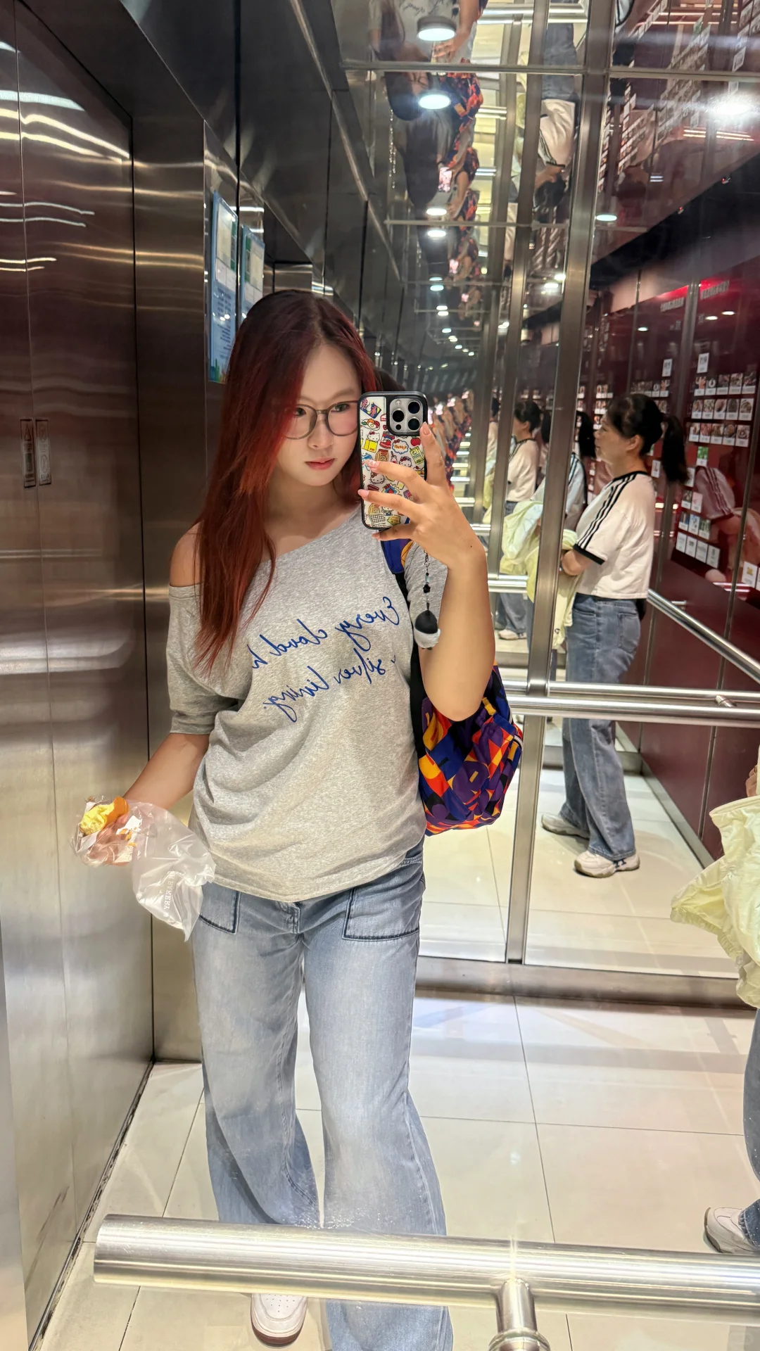 欣赏自己的美貌