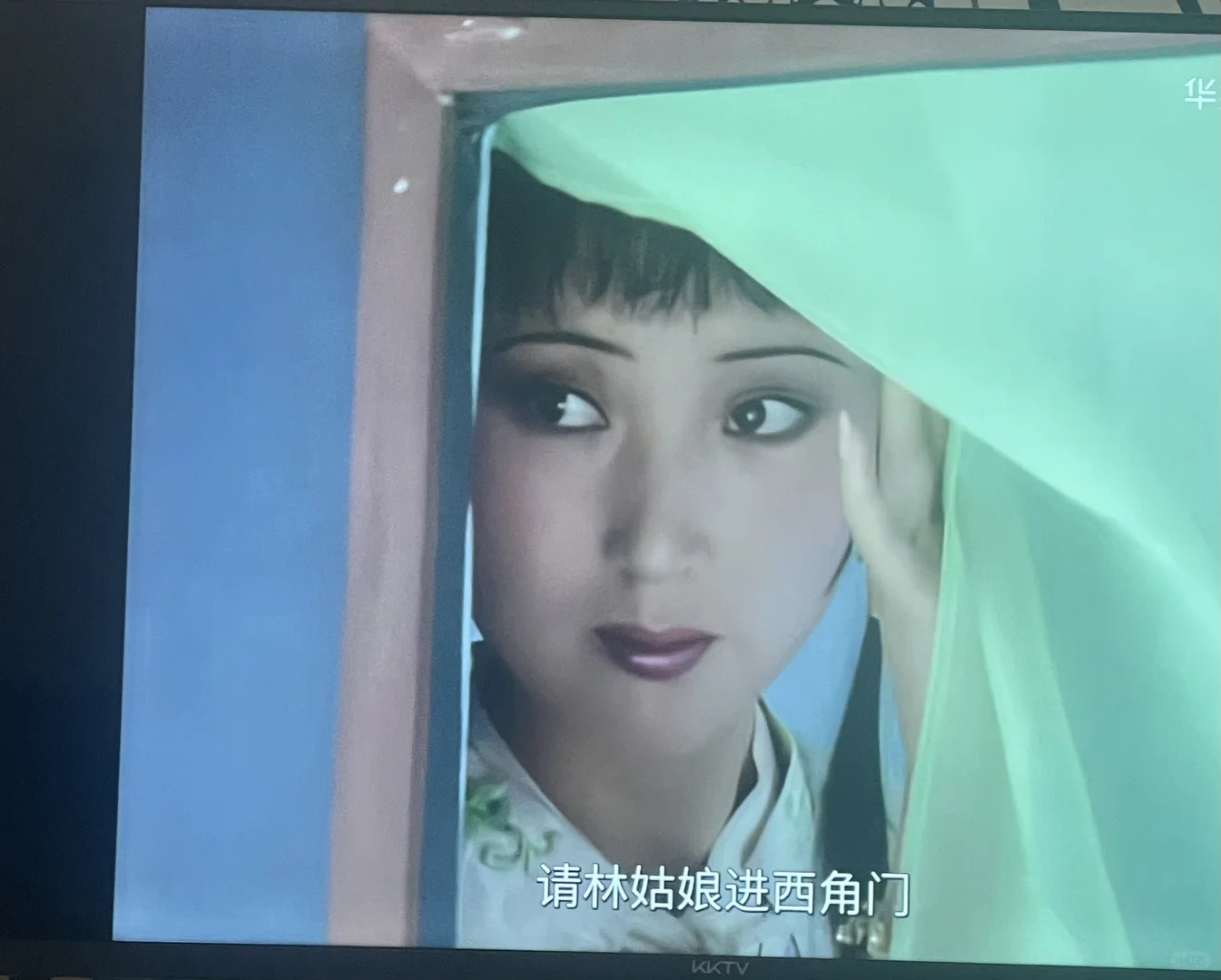 女主角还是得一袭白衣亮相