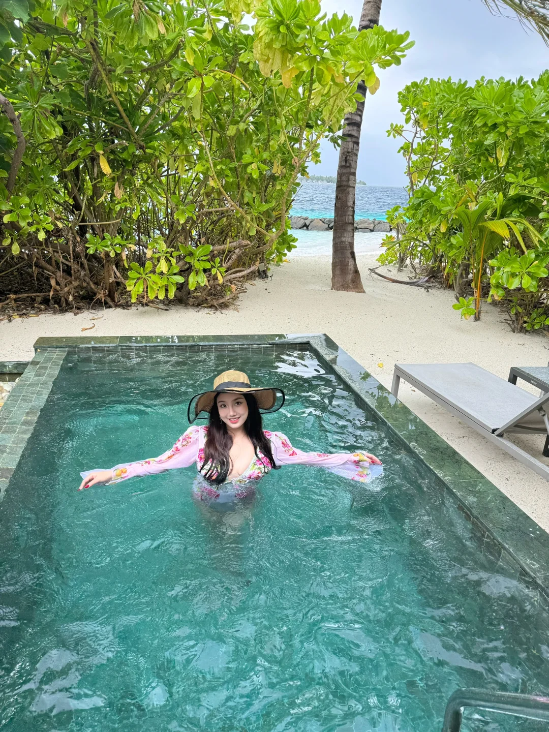 海边微胖美眉泳衣！