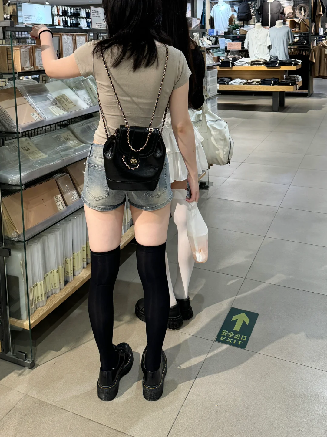 在无印良品！我真的好爱这种勒肉感的过膝袜